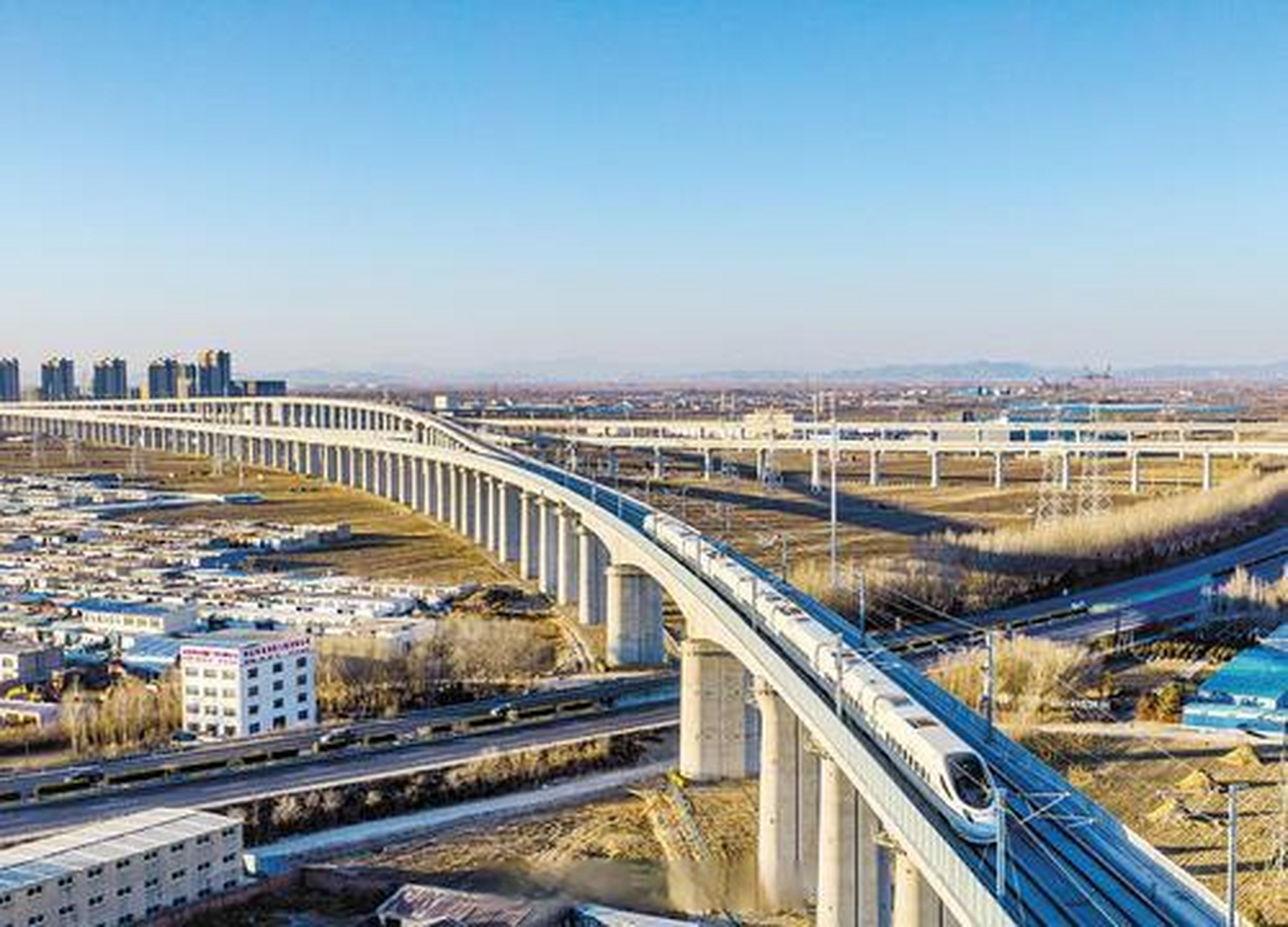 瓣瓣同心心相连# 【"轨道上的京津冀"跑出加速度 】交通一体化,是