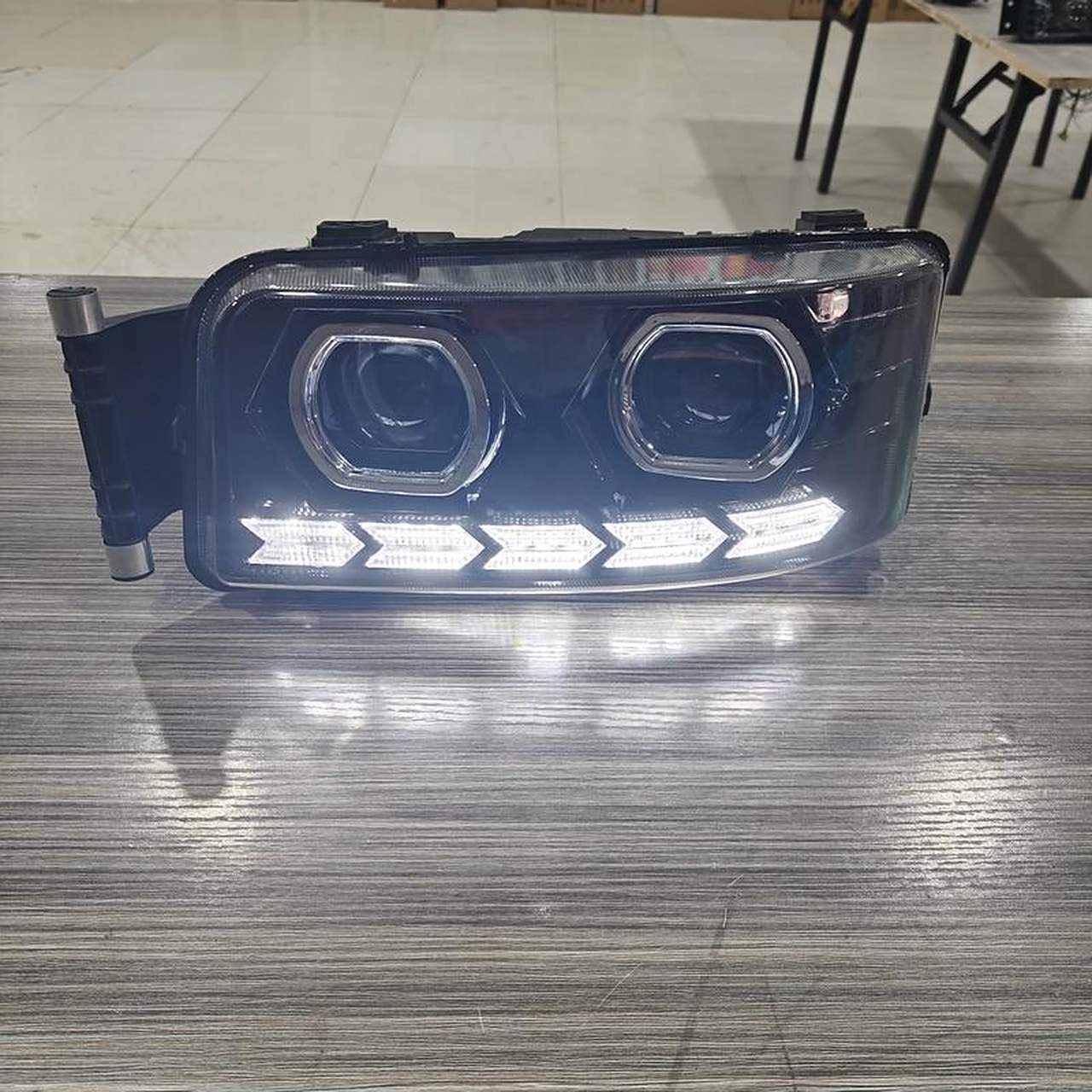 用了这款汕德卡自卸大灯总成,车灯亮度超强,夜间行车更安全,led配件让