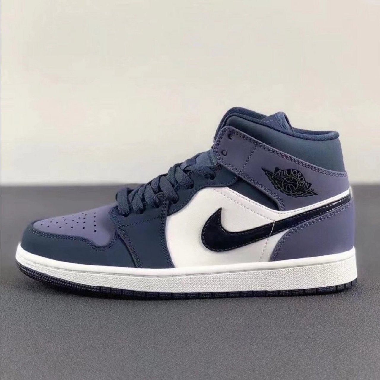 今天带来一双热度很高的aj1桑德紫 看到这双鞋的时候我是真的被圈粉了