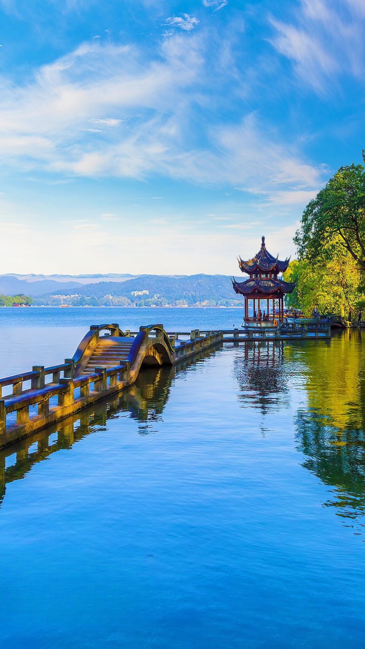 杭州西湖 西湖,是位于中国浙江省杭州市西湖区西部的淡水湖,湖面面积