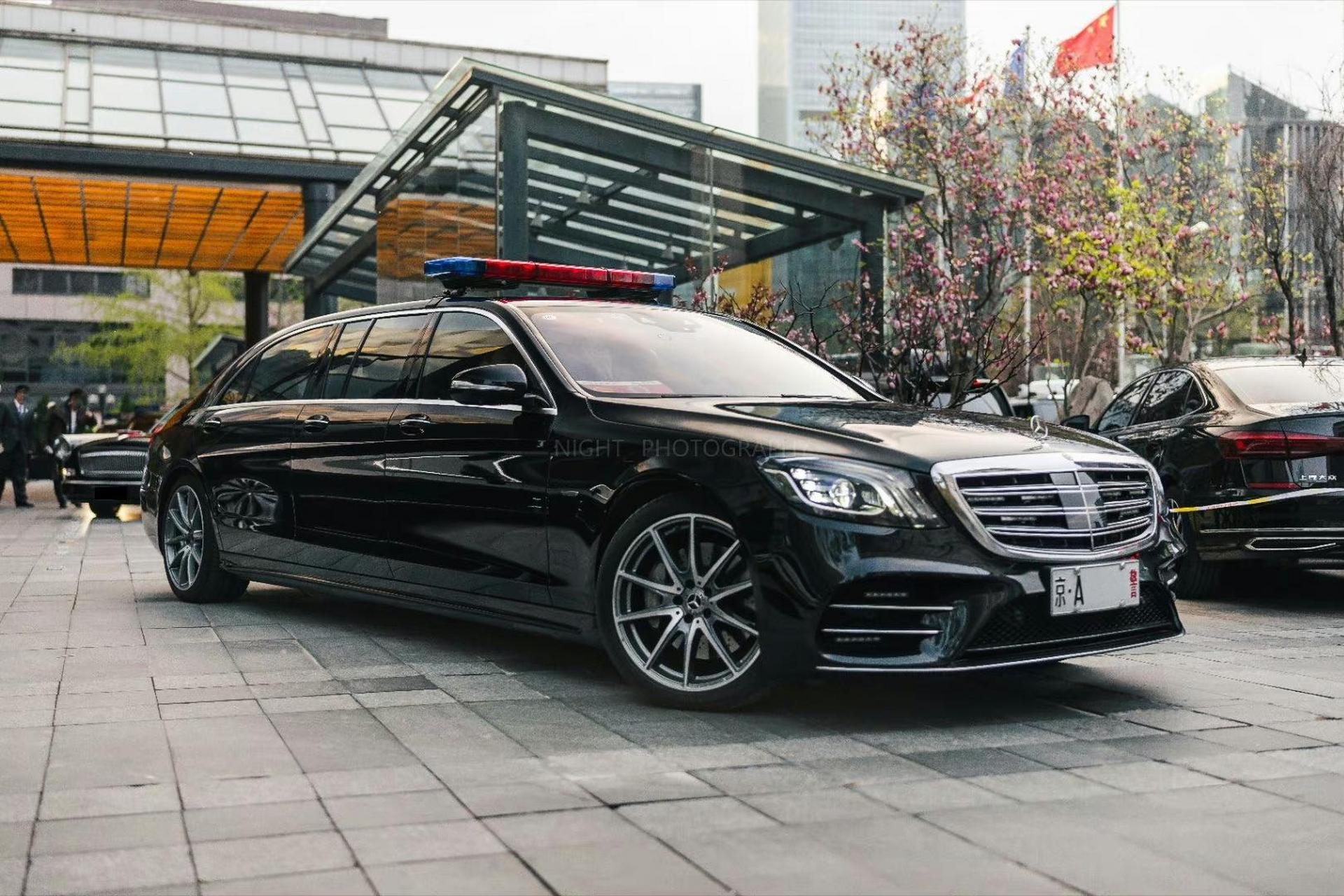 外交礼宾六门奔驰警车