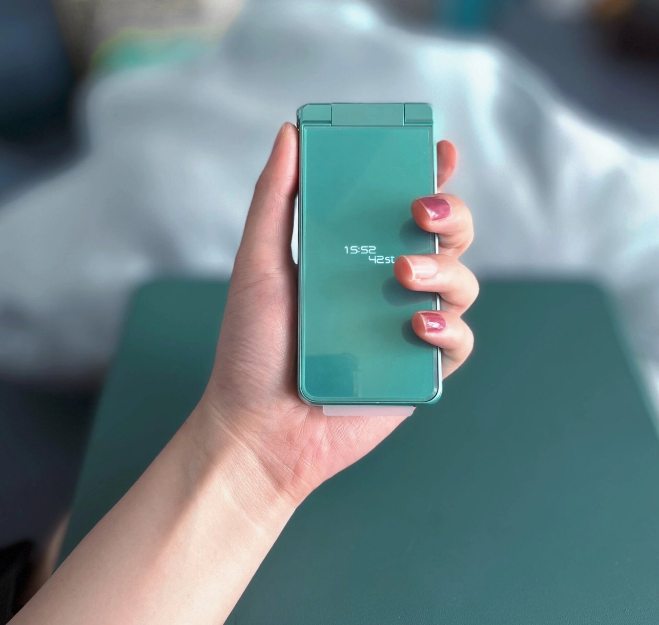 夏普601sh|终于拥有冰绿色的翻盖手机啦 亮晶晶的冰绿色真的很适合