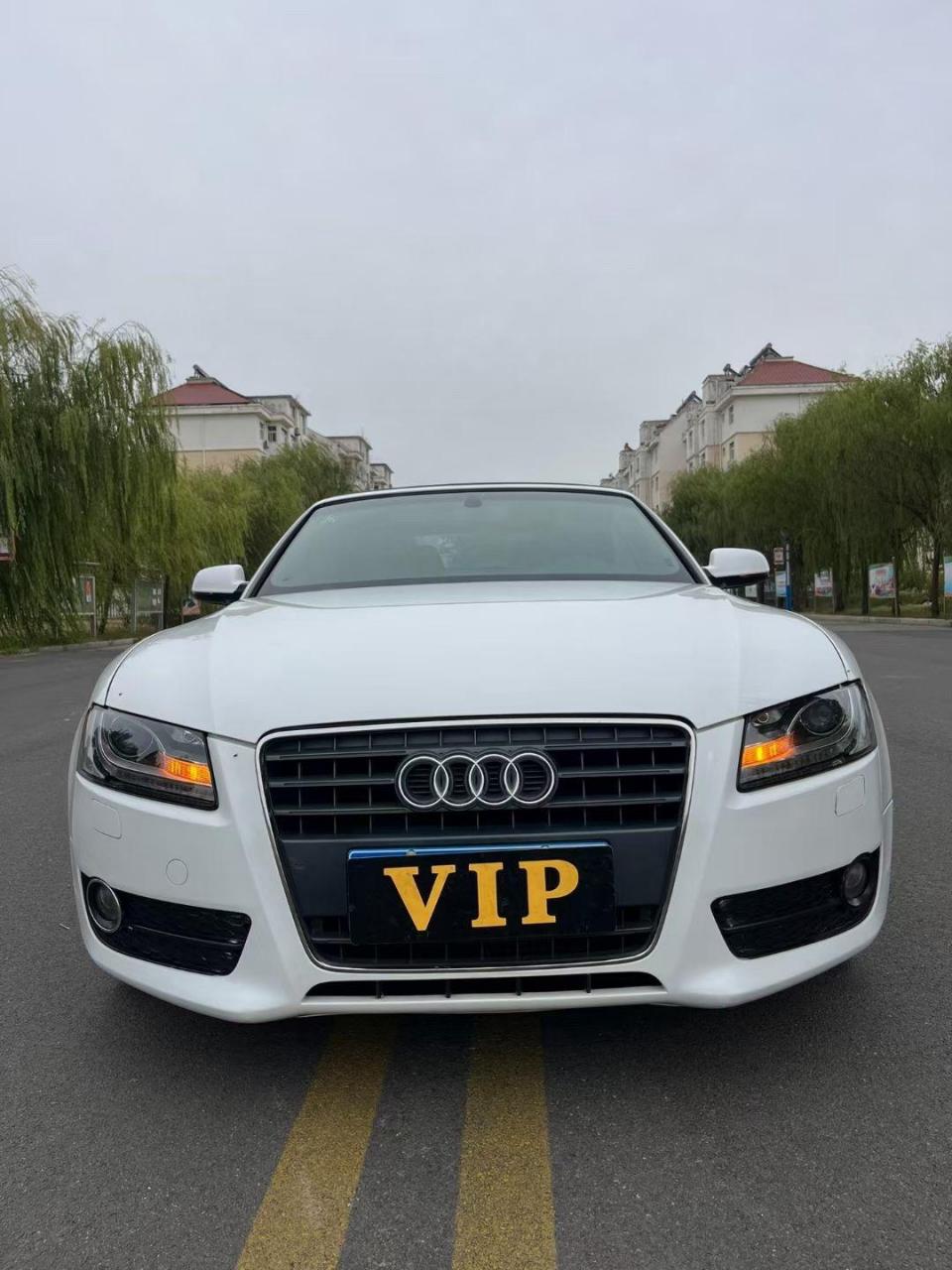 2011年纯进口奥迪a5软顶敞篷跑车,两门四座,新车落地六十多万,2.