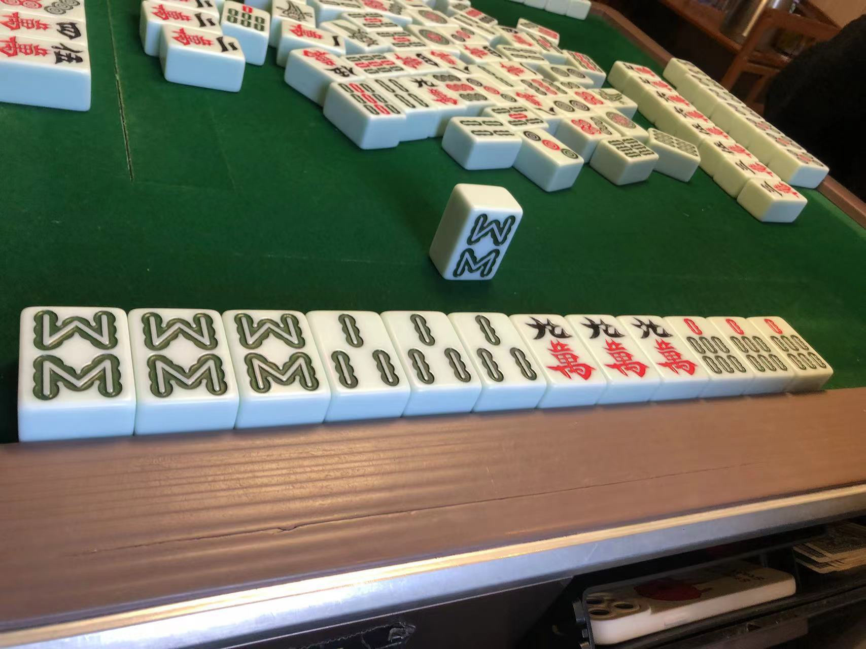 跟我打麻将不用带钱 碰了八条忘记了 单吊八条还美滋滋心想桌子上一张