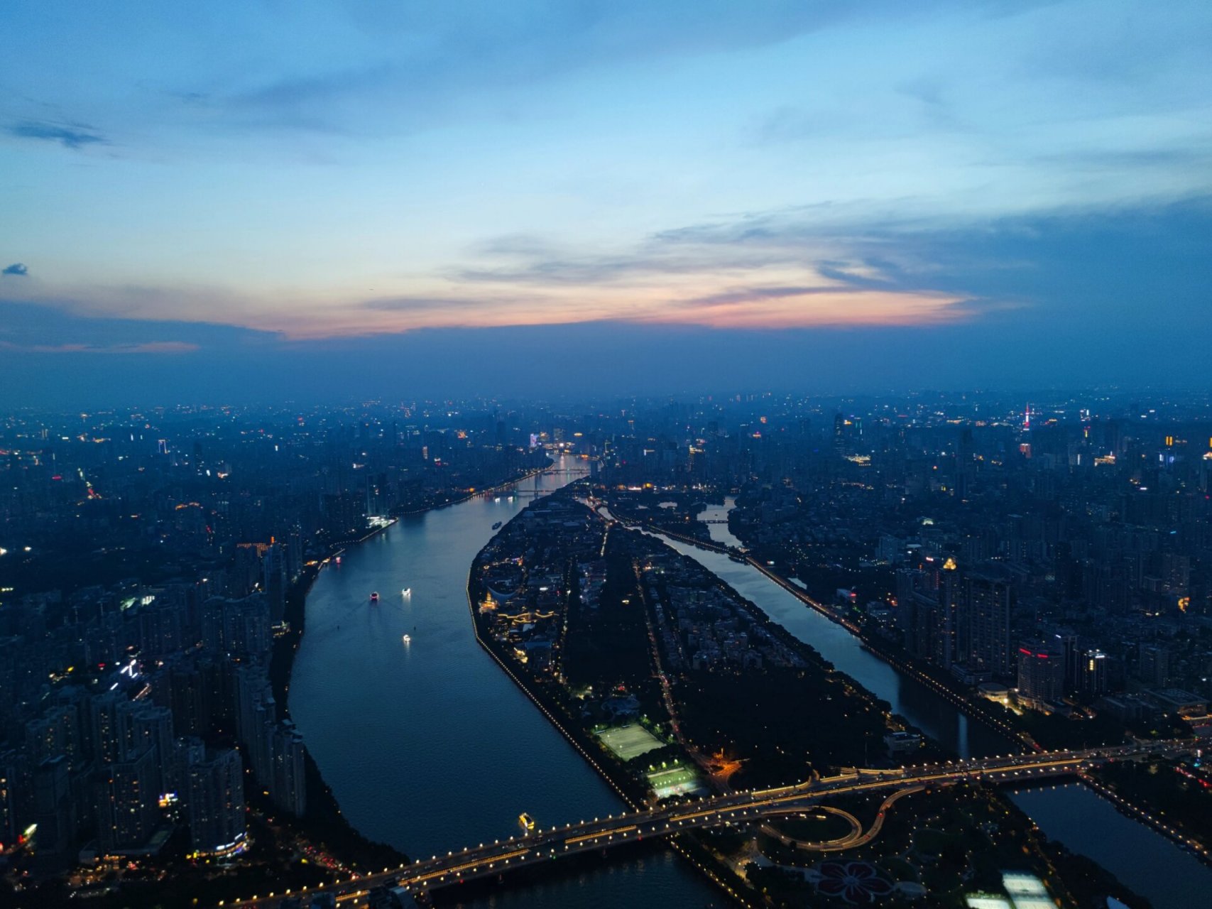 广州塔顶 在广州这么多年终于有机会登上广州塔,在塔顶见证了从下午到