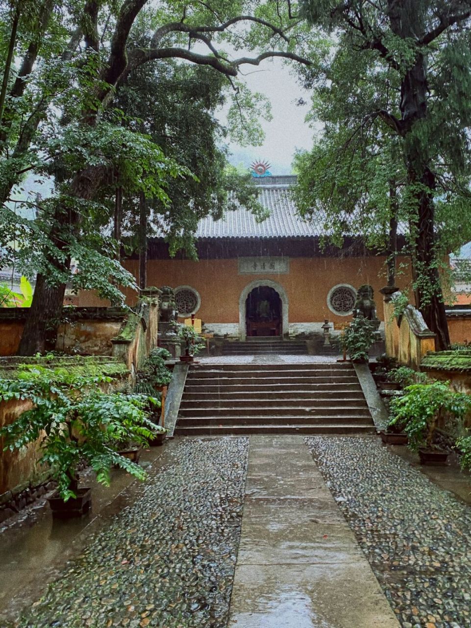 天台国清寺,溪流急,古刹静. 国清寺是免费的.