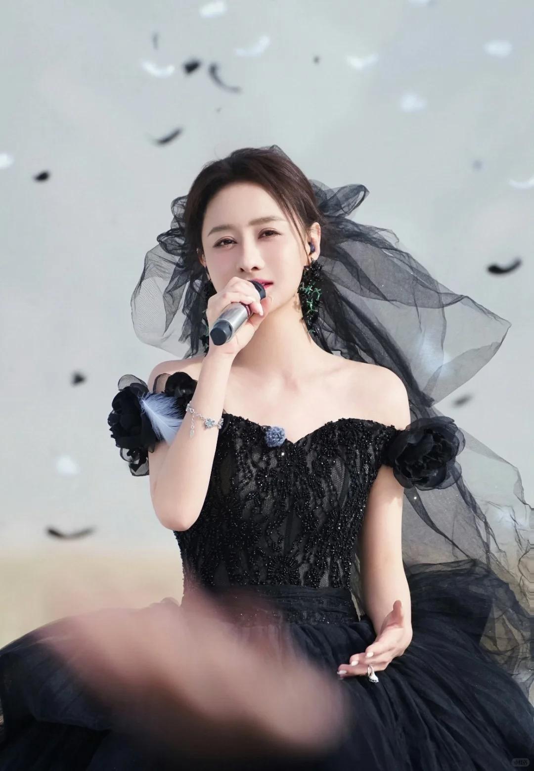 演员陈德容 身穿中国国际时装周 「虎丘婚纱城日」高定礼服品牌this