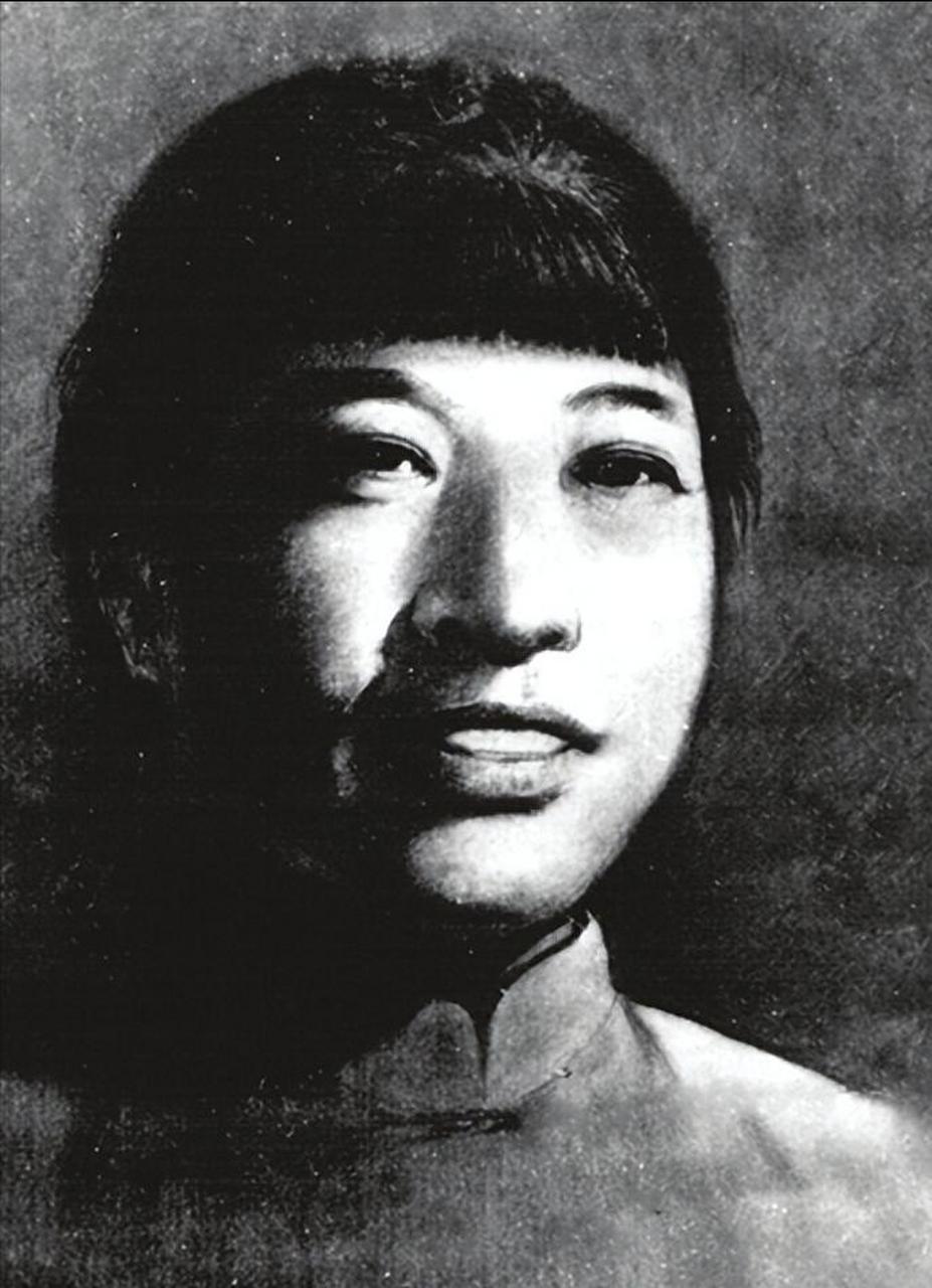 1928年,贺满姑被敌人押上刑场,敌人把她的四肢固定到两根平行的横木上