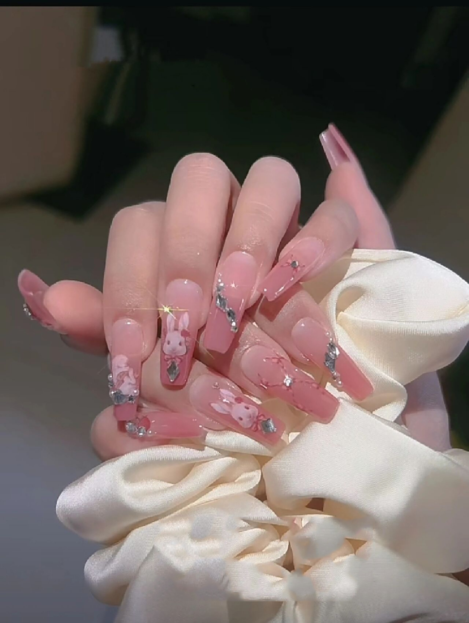 2023新年美甲74兔子72 今年流行款式美甲:粉色洛克兔兔美甲,钻石