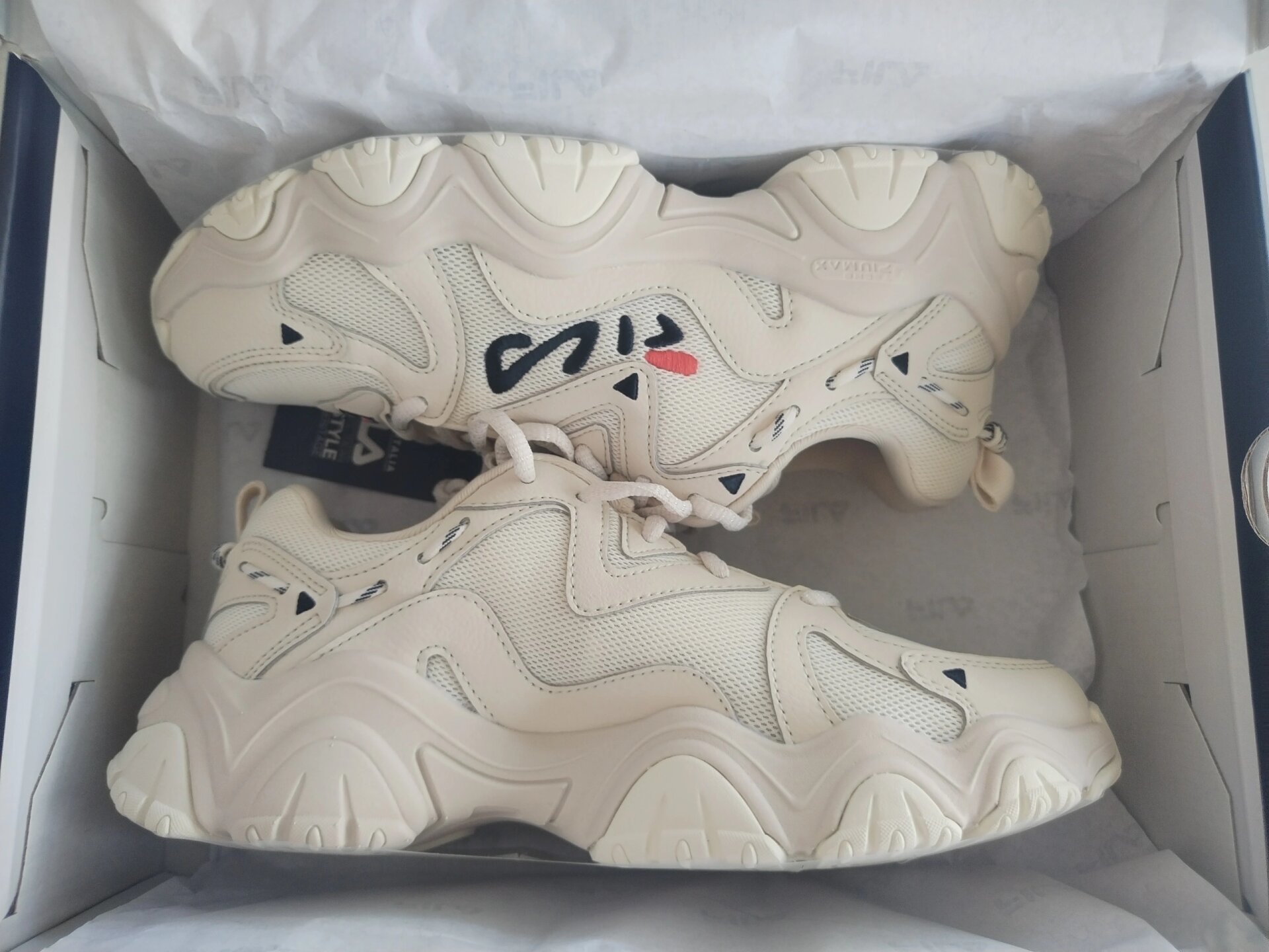 fila 斐乐 猫爪4代和硬糖 猫爪鞋4代拍下的乳白色和黑色 ,硬糖是银色.
