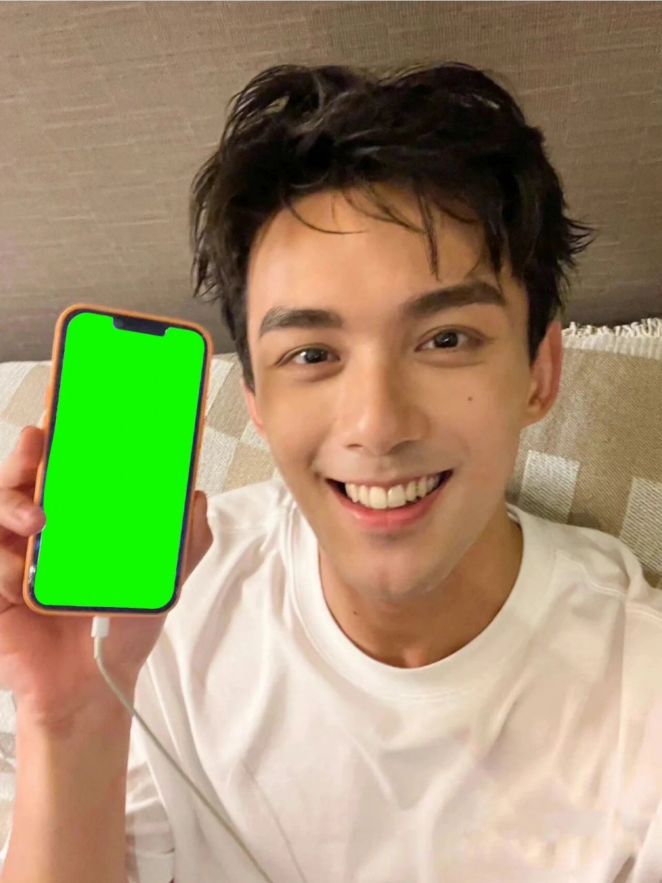 吴磊举手机表白素材