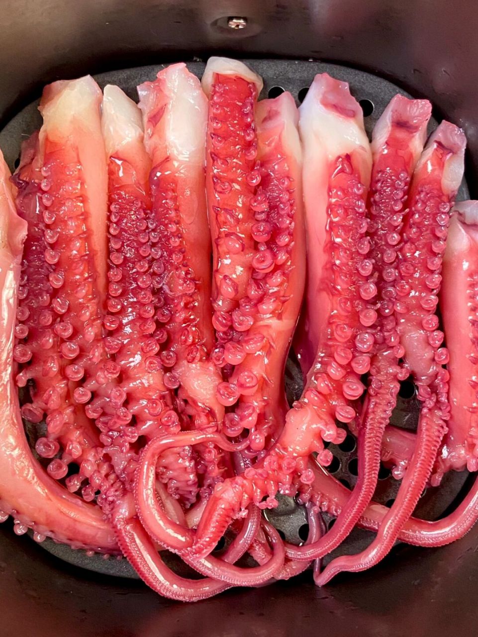 做法:鱿鱼须洗净切成3刀装碗,加1勺料酒,1勺生抽,1勺蚝油,2勺蒜蓉