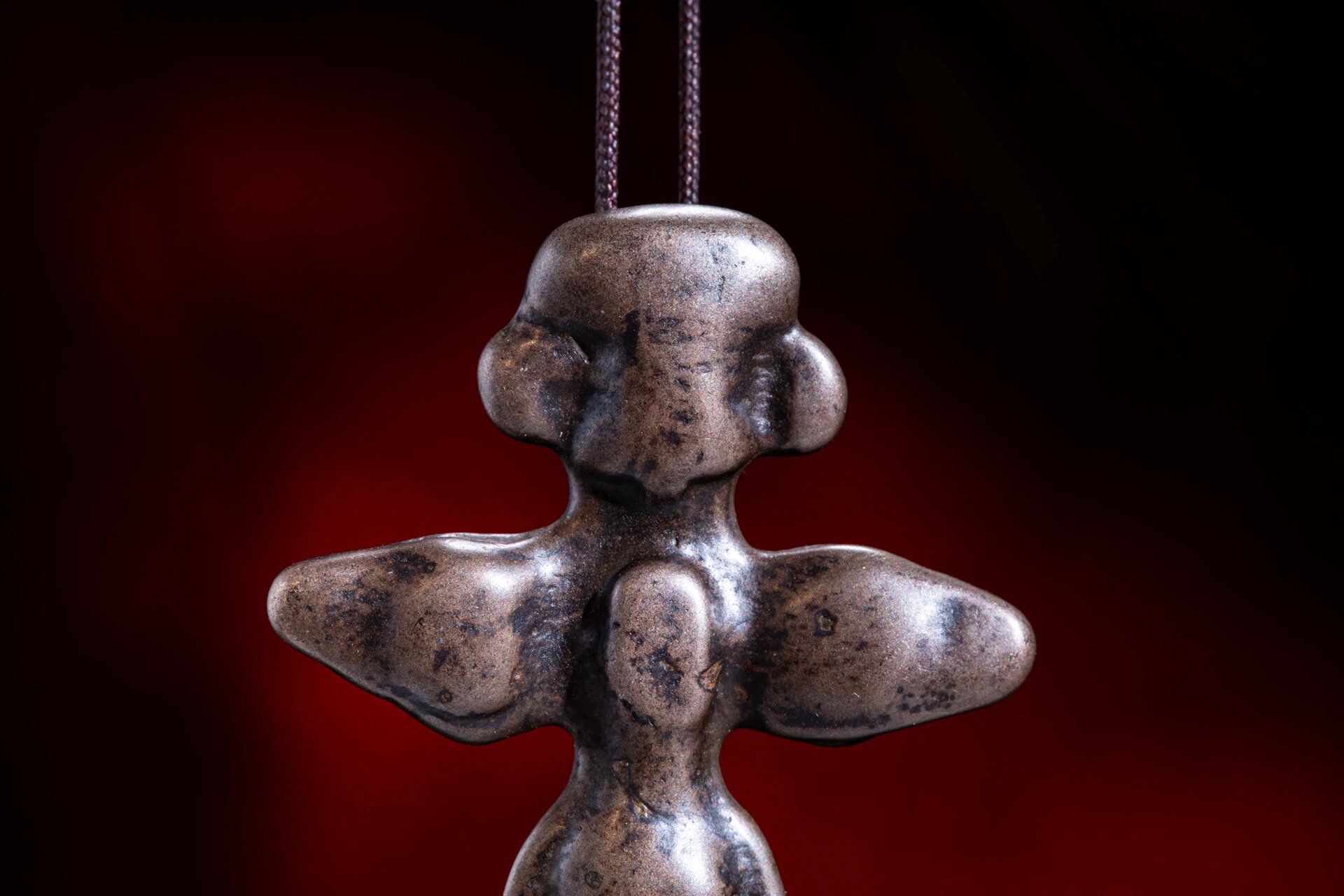 1,宽34.2mm 描述:一枚非常特殊罕见的藏地珍品天铁托甲普巴金刚橛!