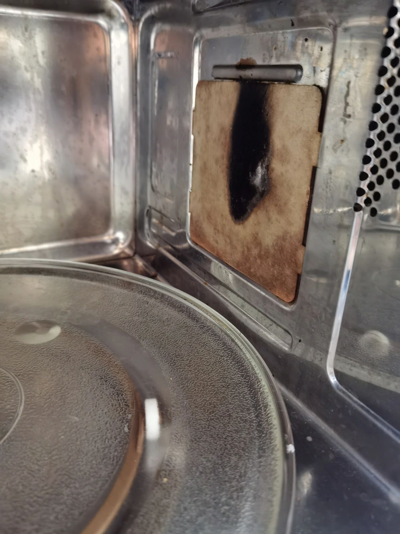 微波炉坏了冒烟火星花3元自己修好 上次使用微波炉,闻到一股糊味 看到