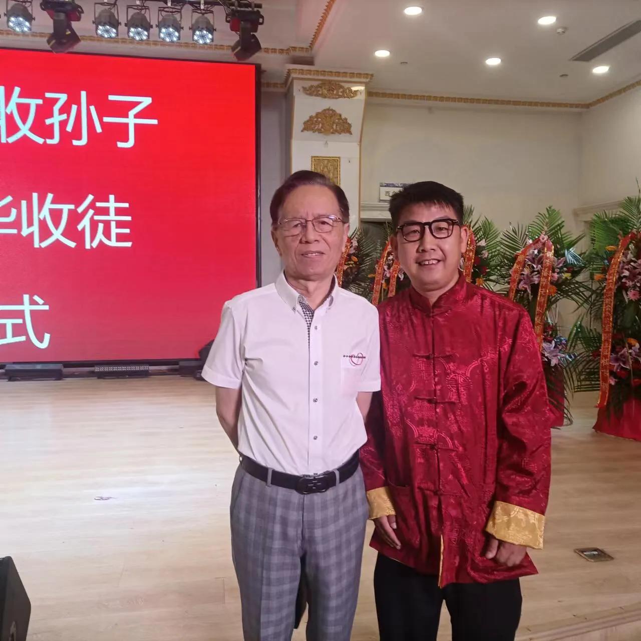 快板名家李春华先生收徒仪式在京隆重举行   8月14日,高派快板名家