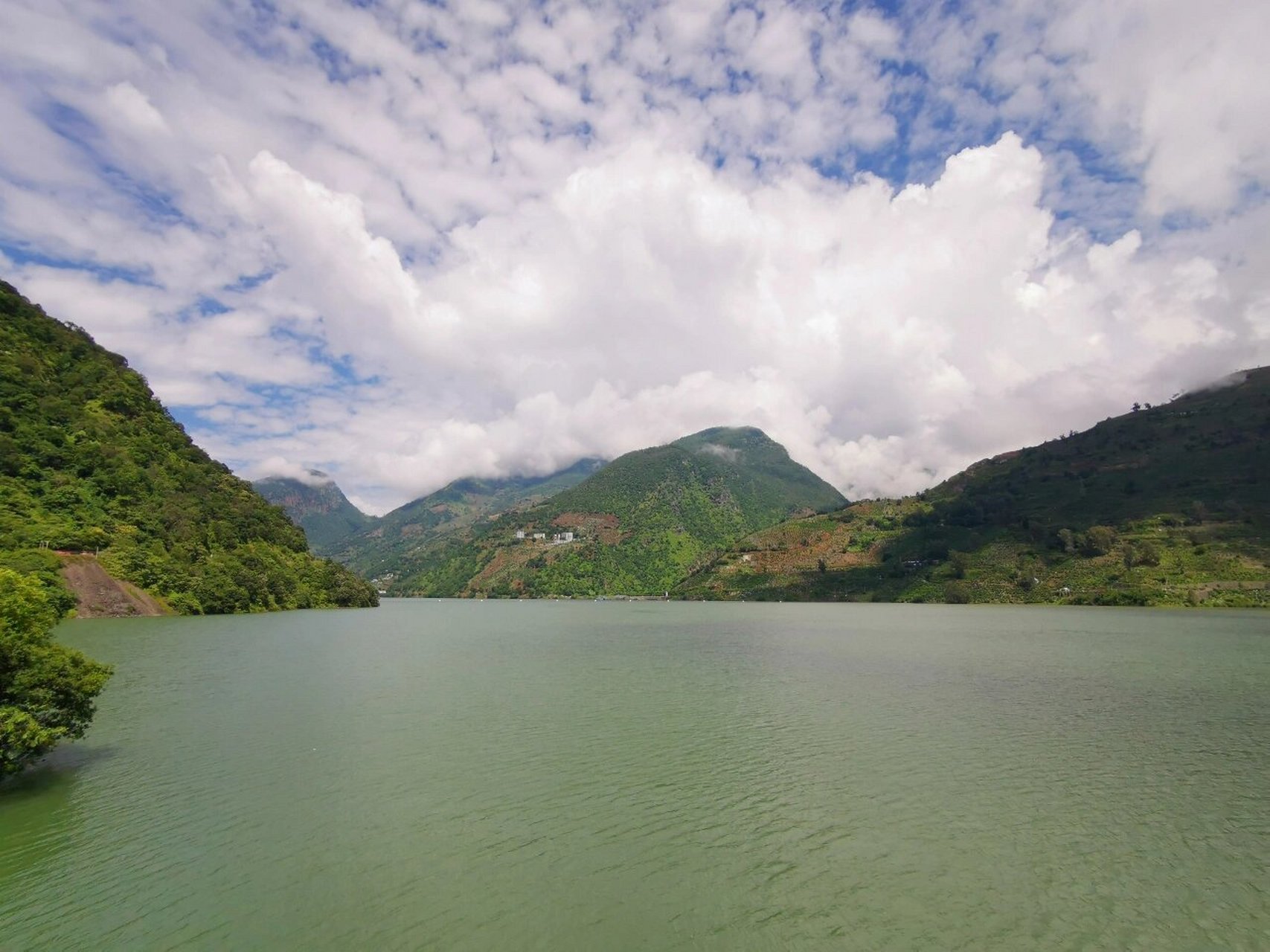 二滩水电站 二滩水电站(地处攀枝花市),是雅砻江流域水电梯级开发的