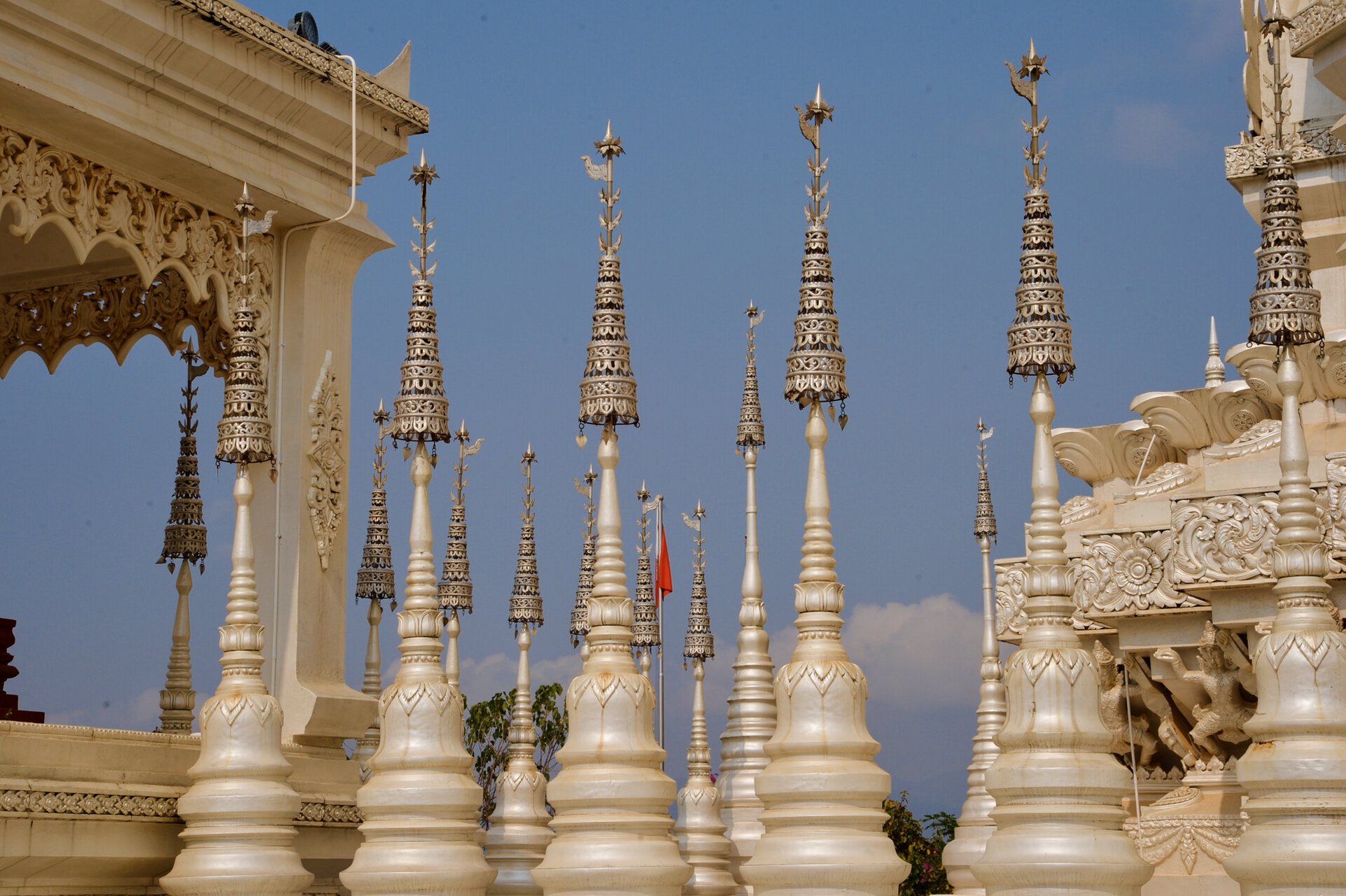 西双版纳般若寺 # 位于云南西双版纳景洪市的般若寺因为是华丽的建筑
