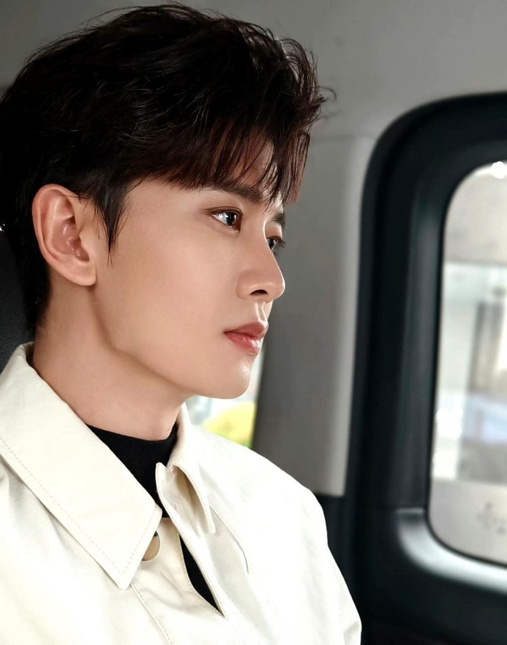 任嘉伦最新侧脸照来了,这颜值保持的可还行不?