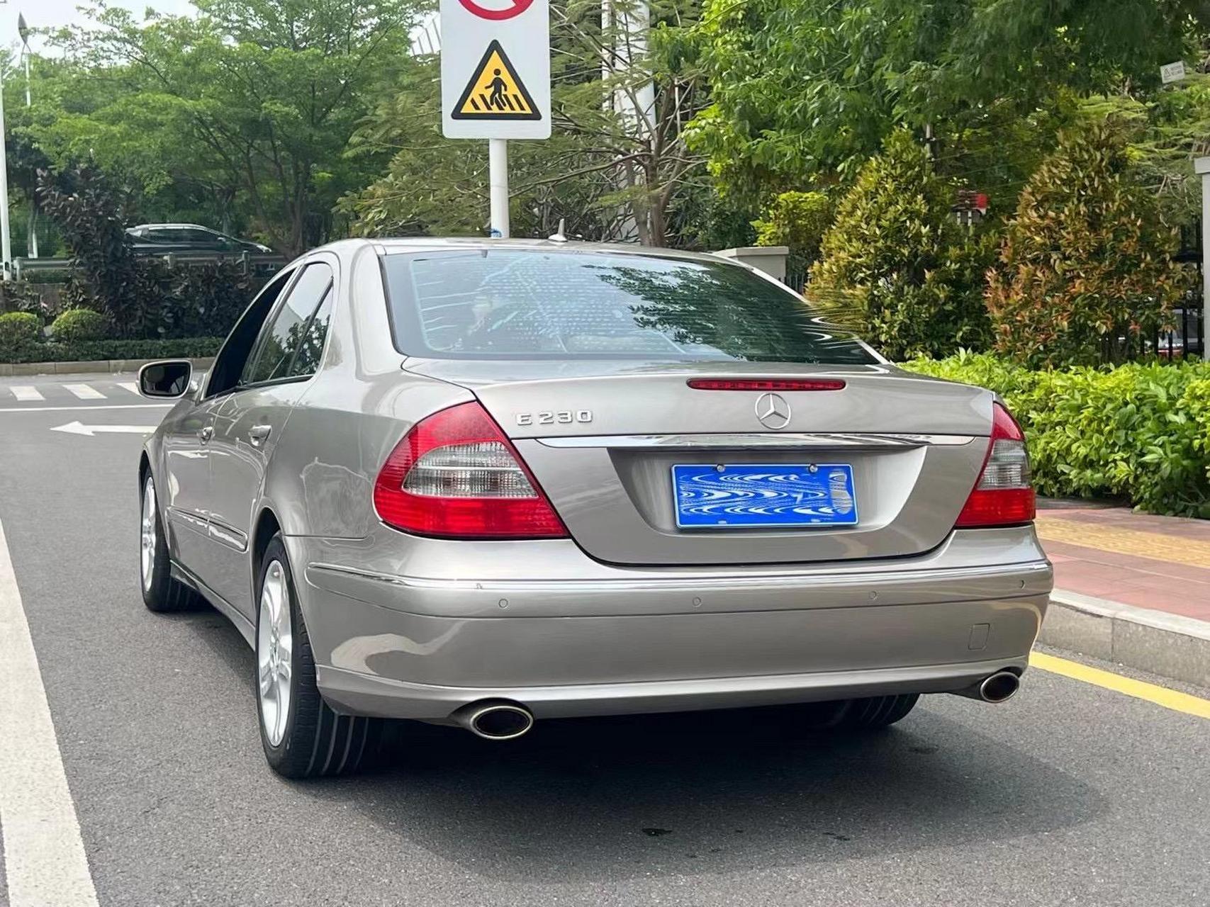 新到经典车型奔驰e230,自动2.5时尚型,一手车保留车牌,安全行驶12.