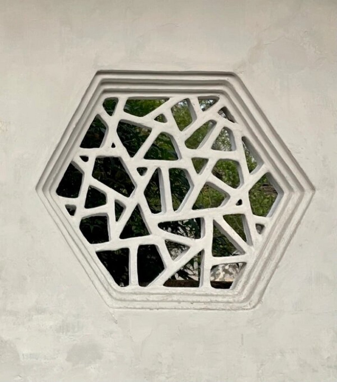 苏州网师园·殿春簃·花窗 苏州网师园内的殿春簃,进门右手边墙上的