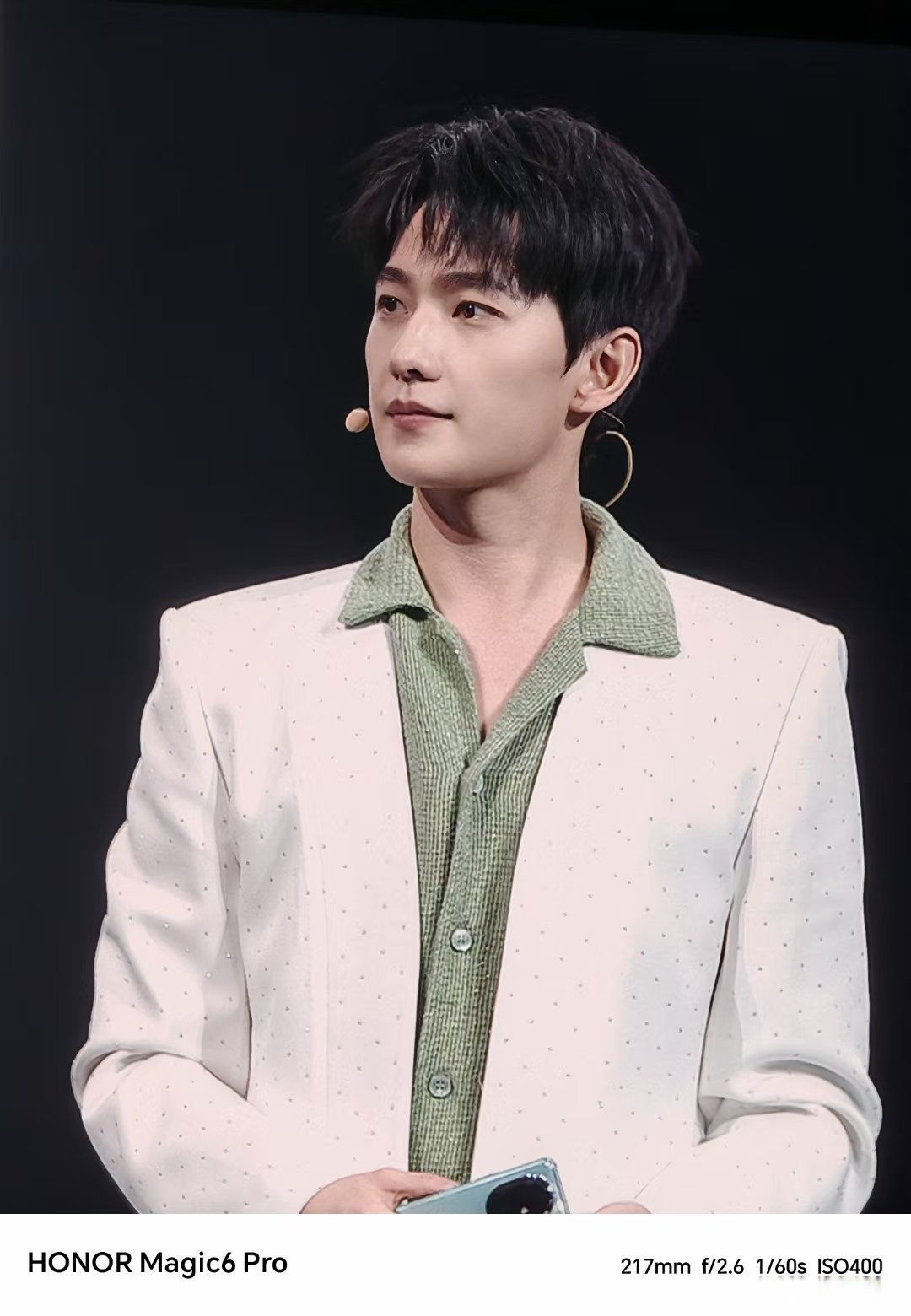 不过昨晚荣耀200发布会现场拍的杨洋也足够帅.#荣耀200#杨洋超话