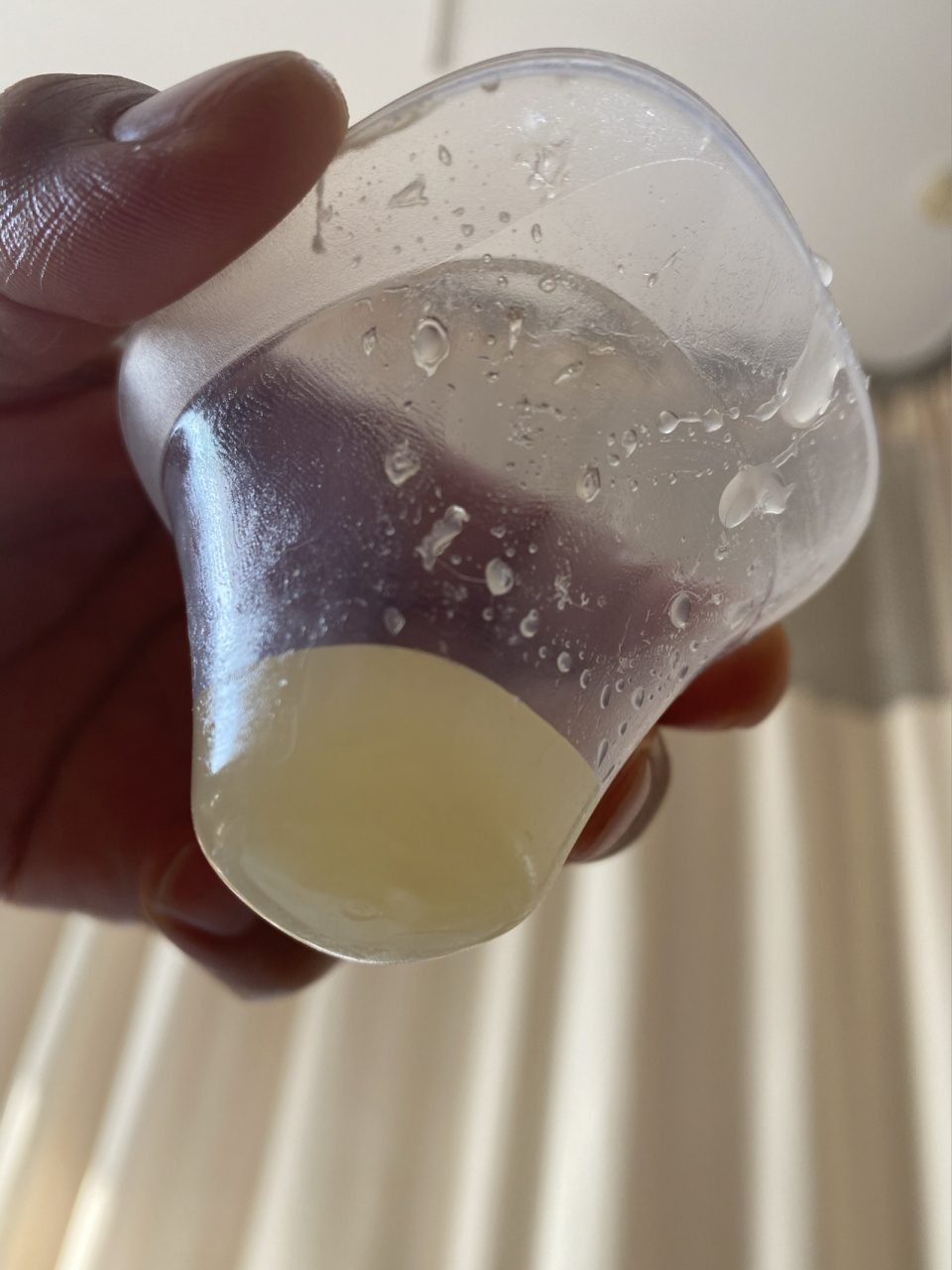 新生儿不能错过黄金初乳 真的是金黄色!