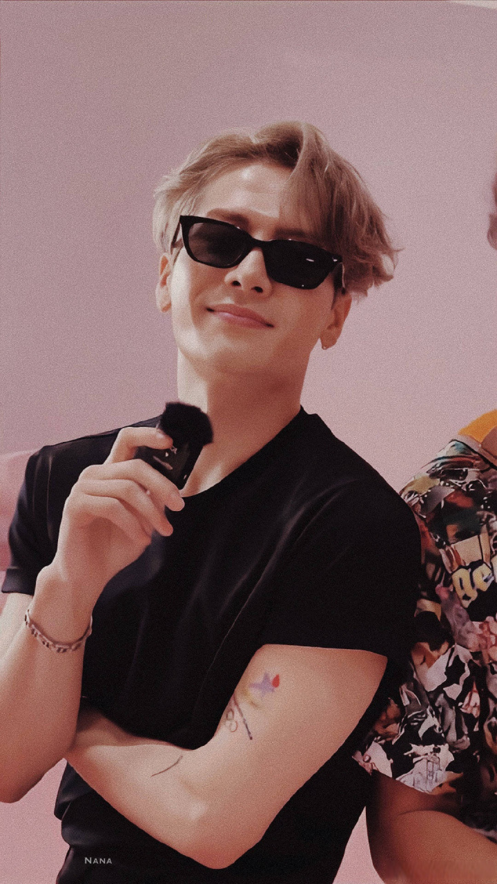 王嘉尔脖子上的唇印#王嘉尔最近状态真的很不错,参加活动气场好强大!