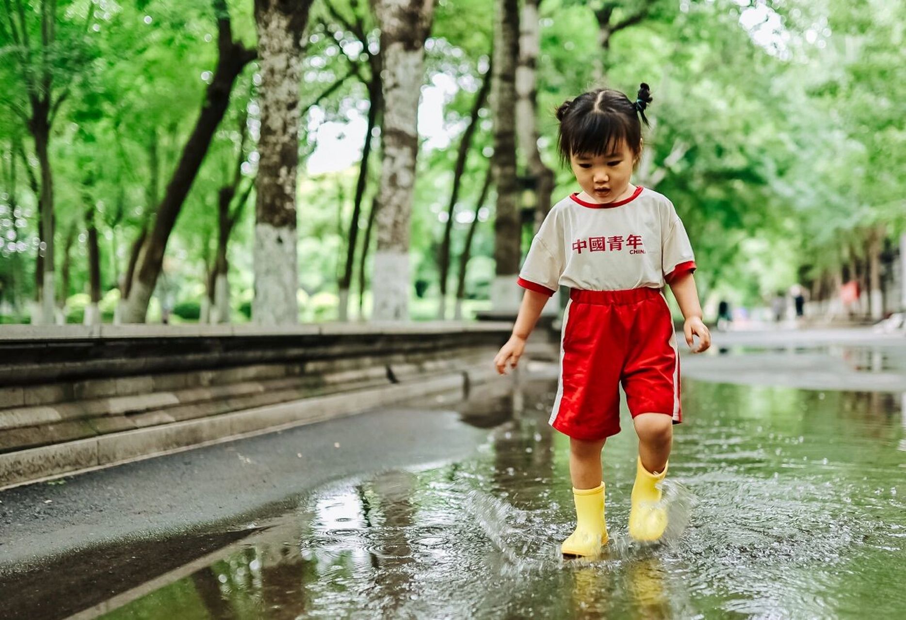 放学后恰好刚下完雨,正好带娃娃去小公园去踩水了,看过小猪佩奇的小