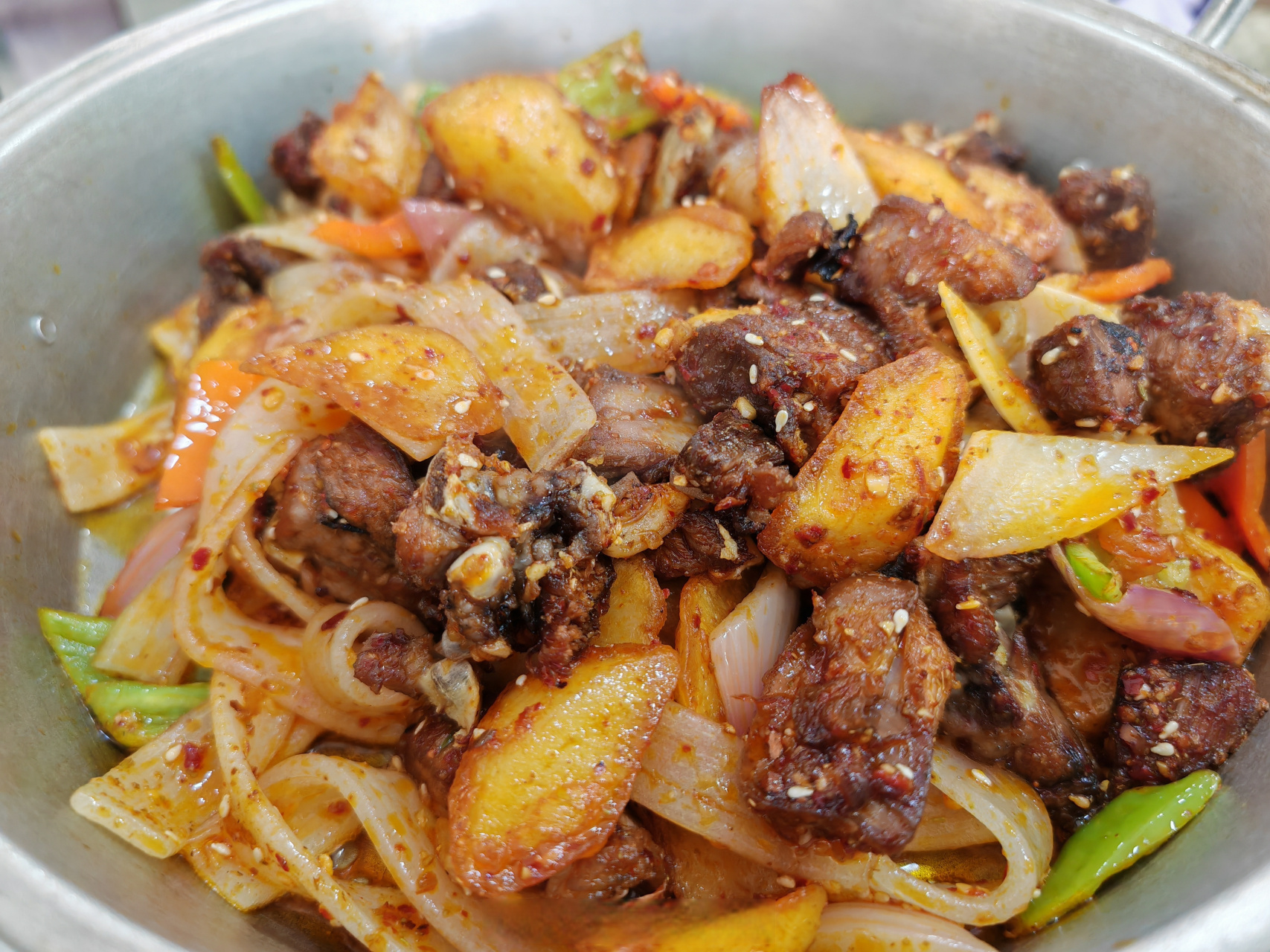 羊肉炕锅是青海的特色菜,我在茶卡吃了一顿,挺香且不膻,顺便用oppo