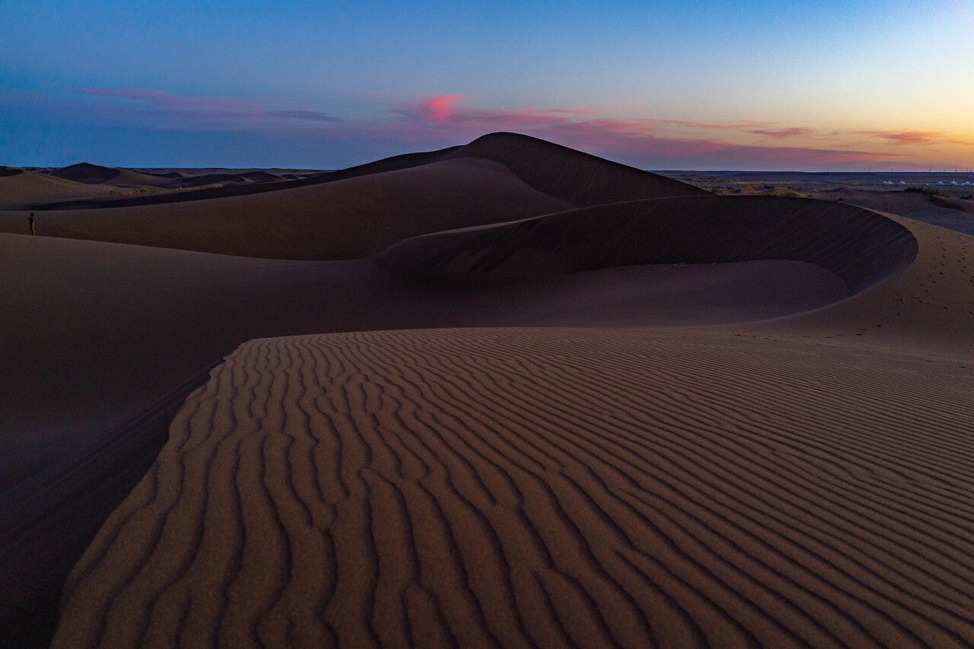 木垒鸣沙山 位于新疆昌吉木垒县以北,是一个比较古老的沙漠,颜色比较
