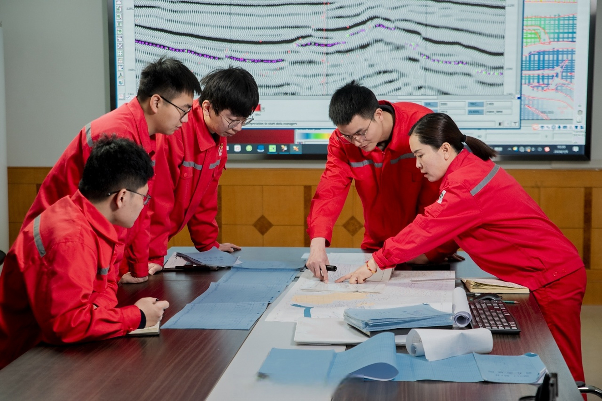 【#她曾让停产老探井喷出新油藏#】丁慧霞是胜利油田纯梁采油厂地质