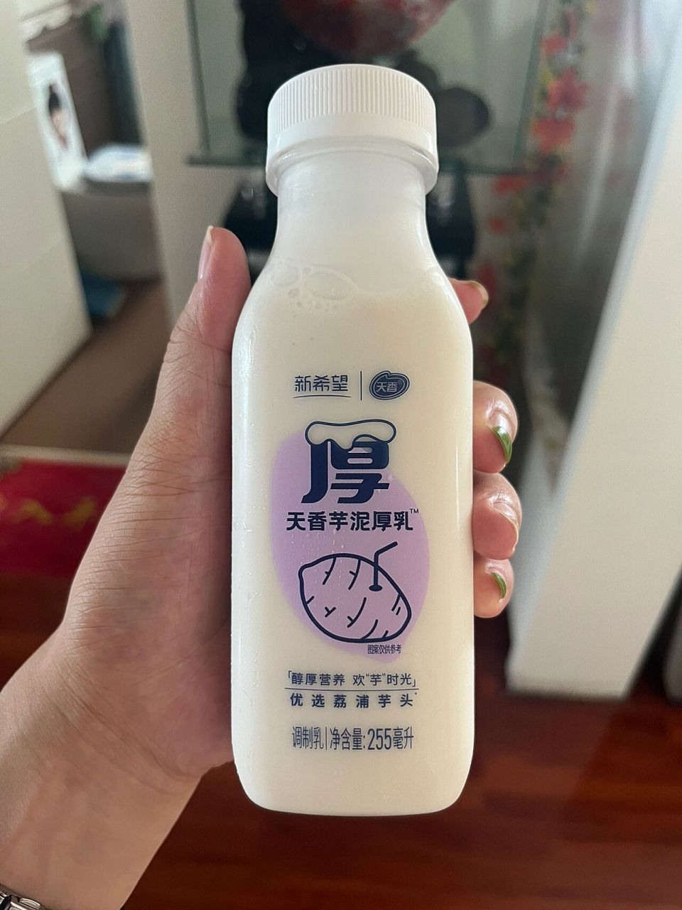 新希望芋泥厚乳牛奶 味道是淡淡的芋泥味儿,浓郁中带着清香.