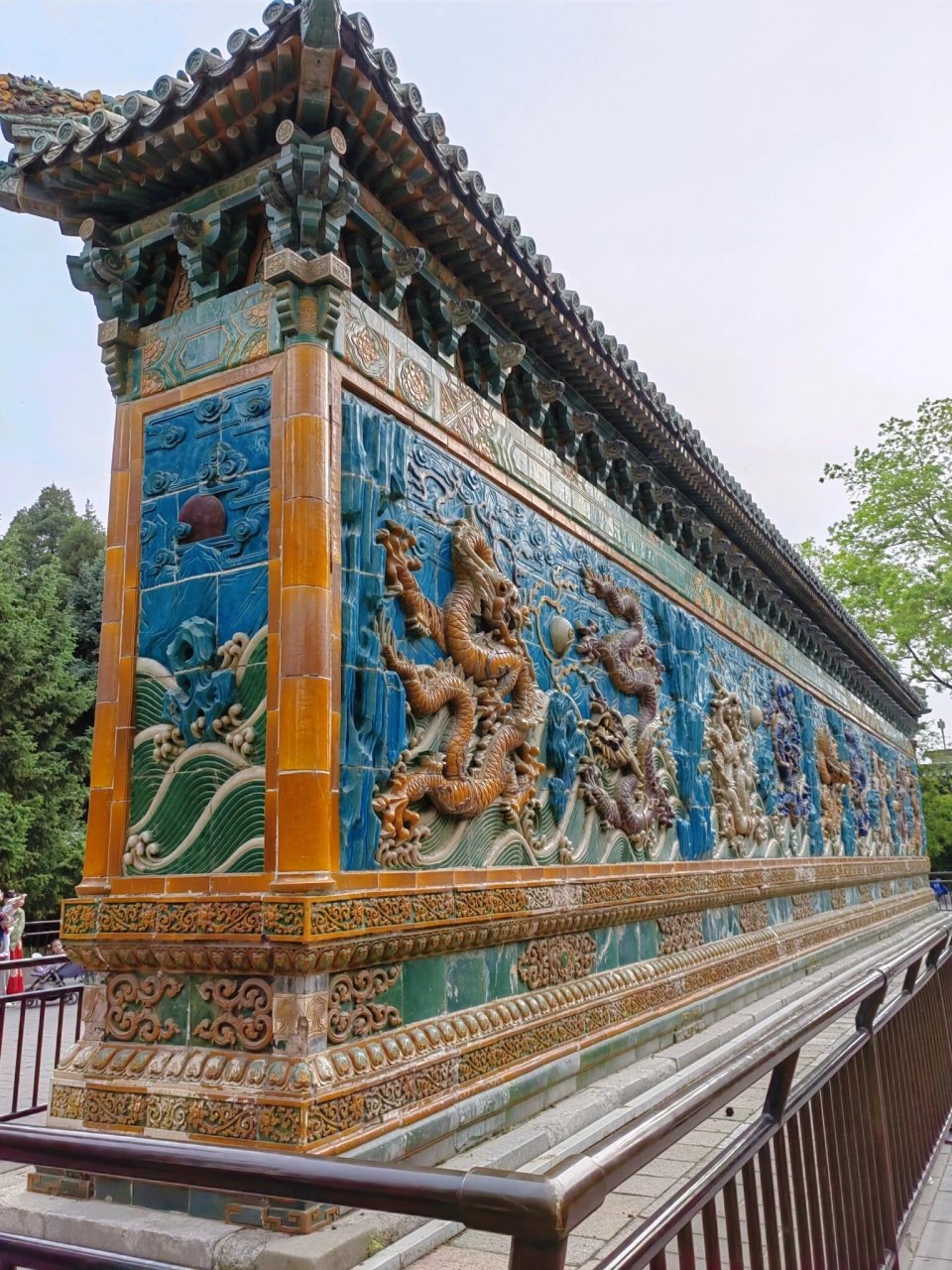 九龙||北京北海公园的九龙壁,形态各异的龙    九龙||北京北海公园的
