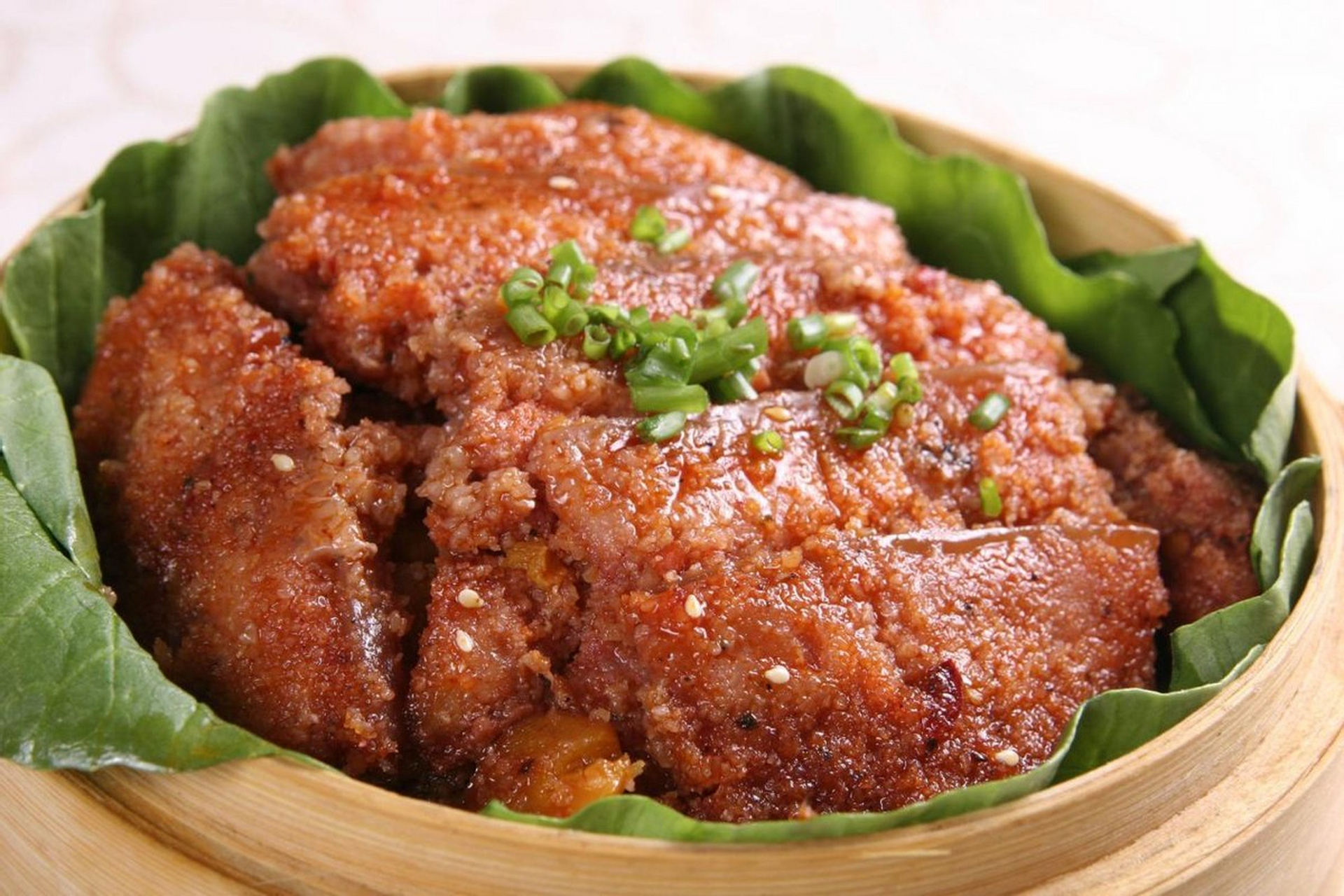 宁波十大名菜之一,荷叶粉蒸肉的制作过程虽然看起来简单,只有腌制,粉