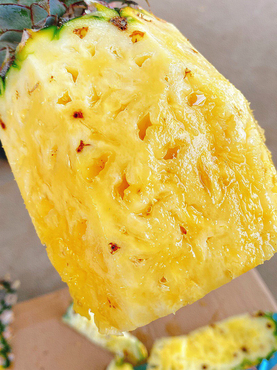 能!试切了一个青皮的凤梨, 切开果肉也是金黄的!口感好好!