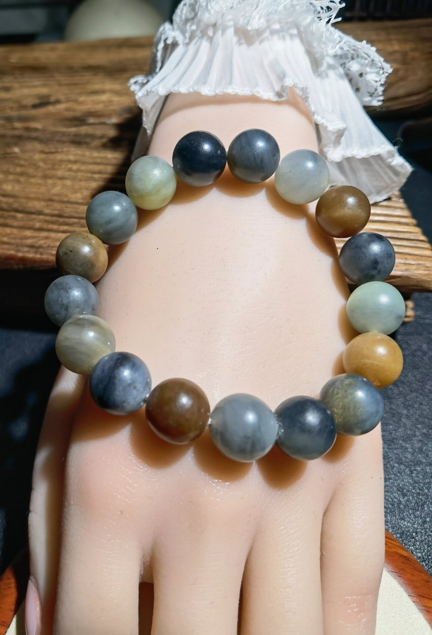 和田玉楼兰三色籽料手串,看我个人介绍