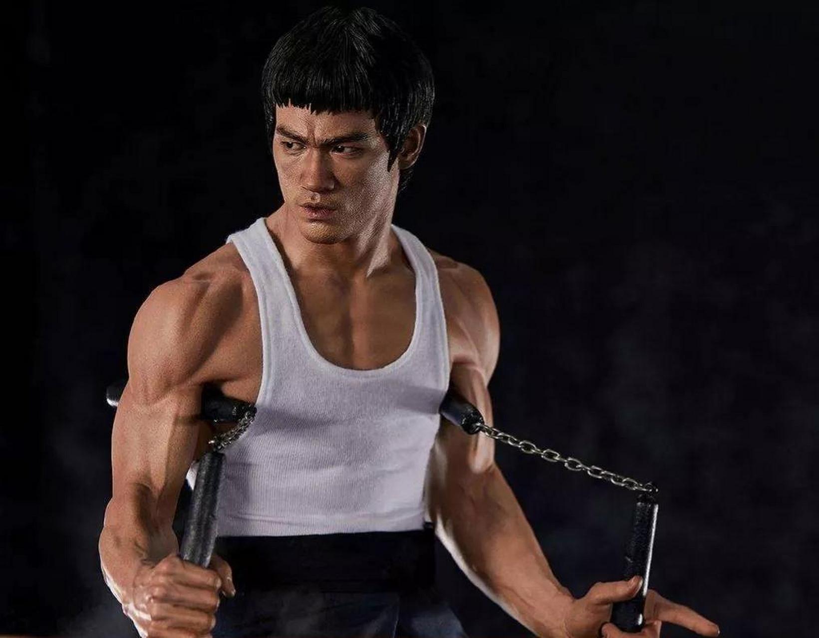 1940年11月27日,一个名叫布鲁斯·李的小男孩出生在美国的三藩市,由于