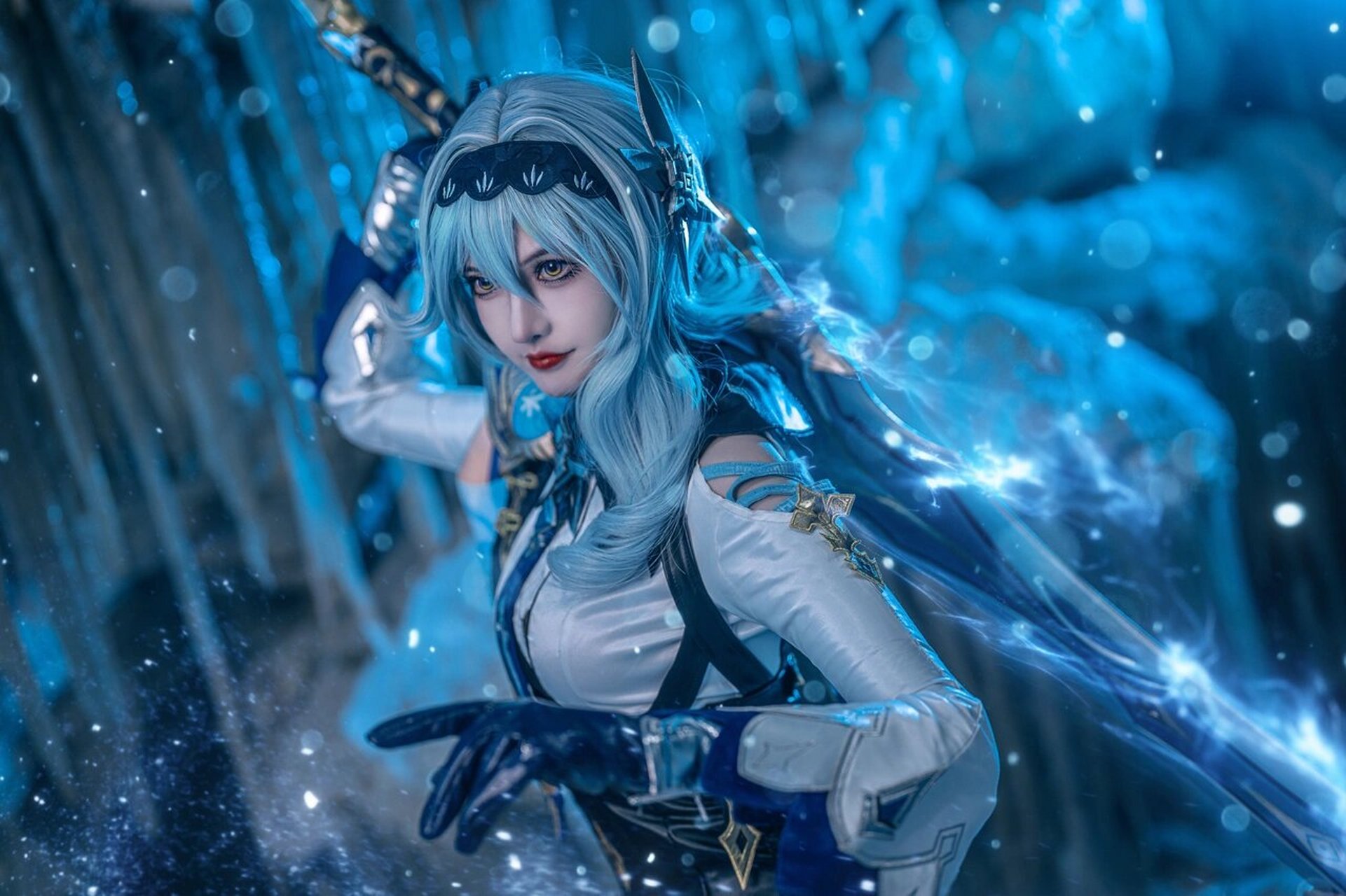 原神cos优菈大姐姐和丘丘人   	 优菈的衣服不是很合身 卡裆 袜子大又