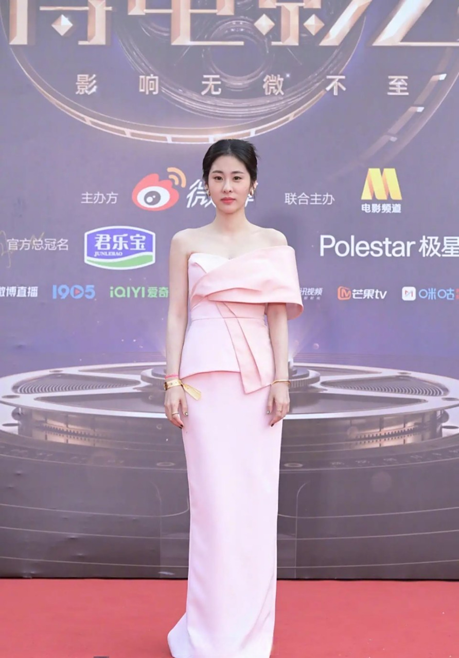 张碧晨粉色抹胸长裙亮相2023微博电影之夜红毯,状态不错哟!