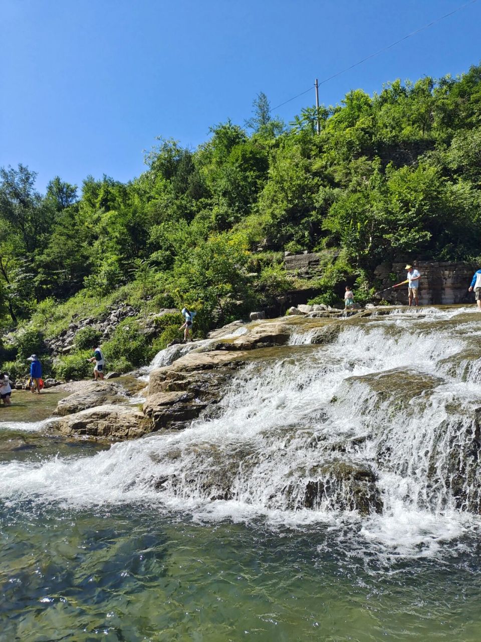 这里地势平缓,河水清澈,适合小孩子游玩(图二).