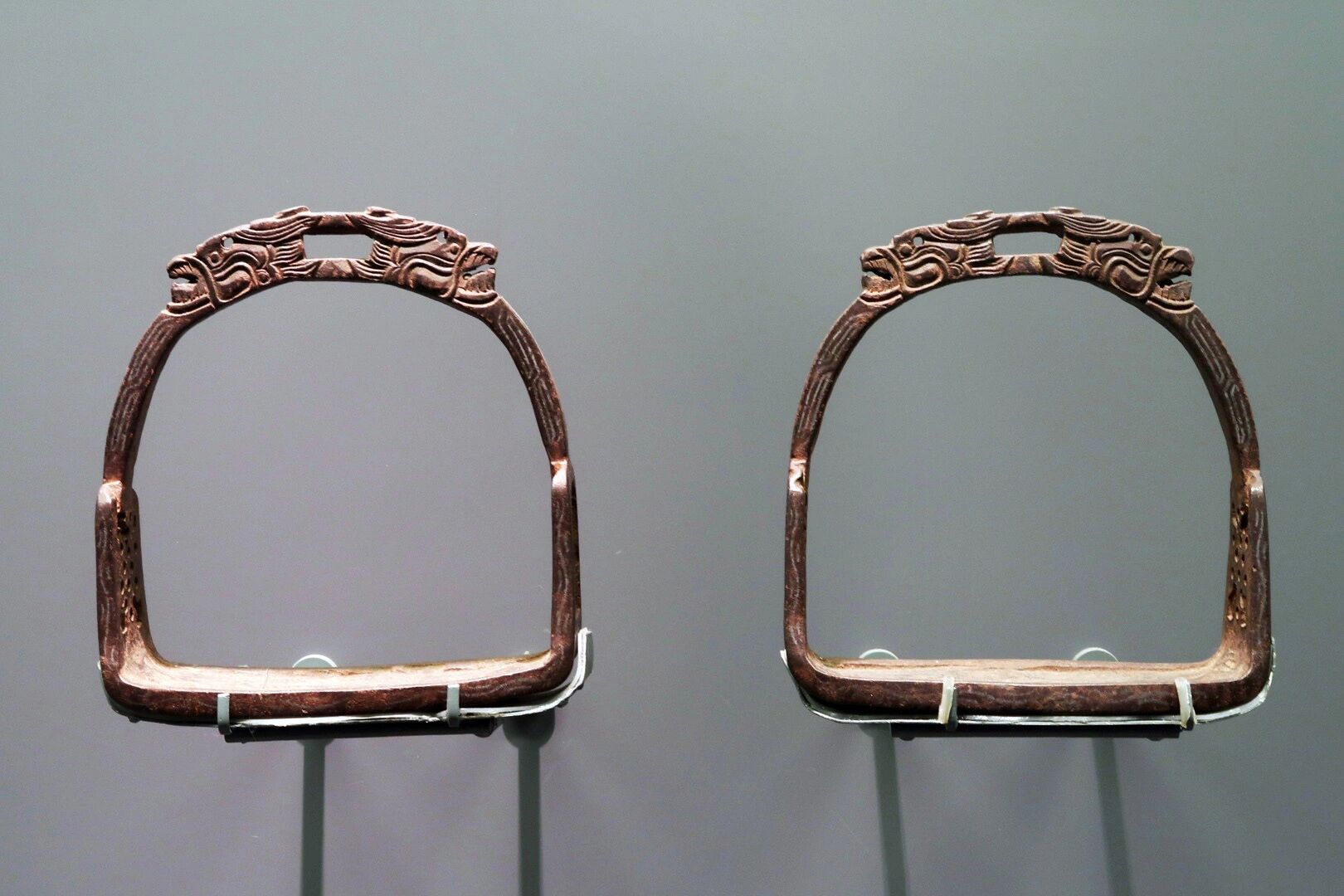 骑兵利器—马镫 马镫是一对挂在马鞍两边的脚踏,供骑马人在上马时和