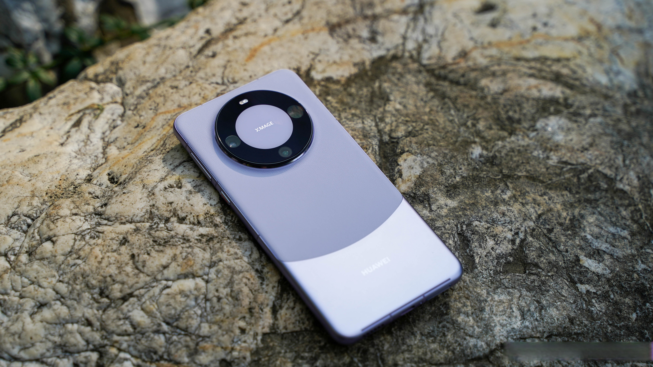 华为mate60pro现货一机难求#  稀缺色南糯紫,在不同光线下质感真丝滑