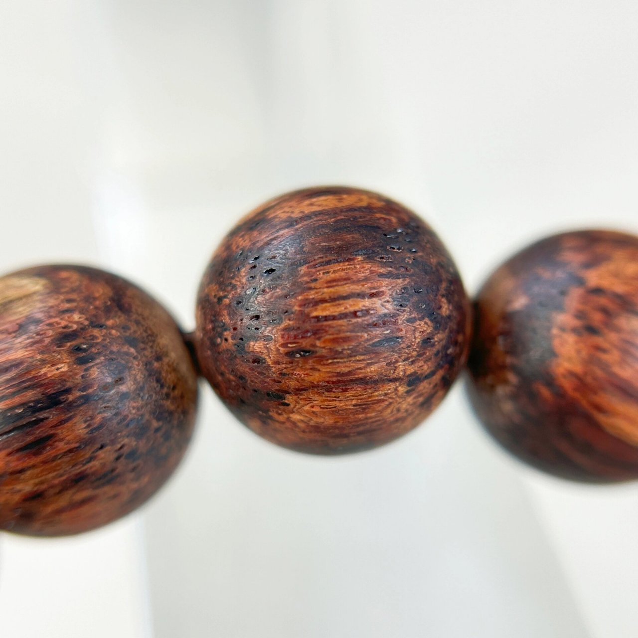 佩戴降真香有什么好处 佩戴降真香手串的好处有什么 降真香有丰富的