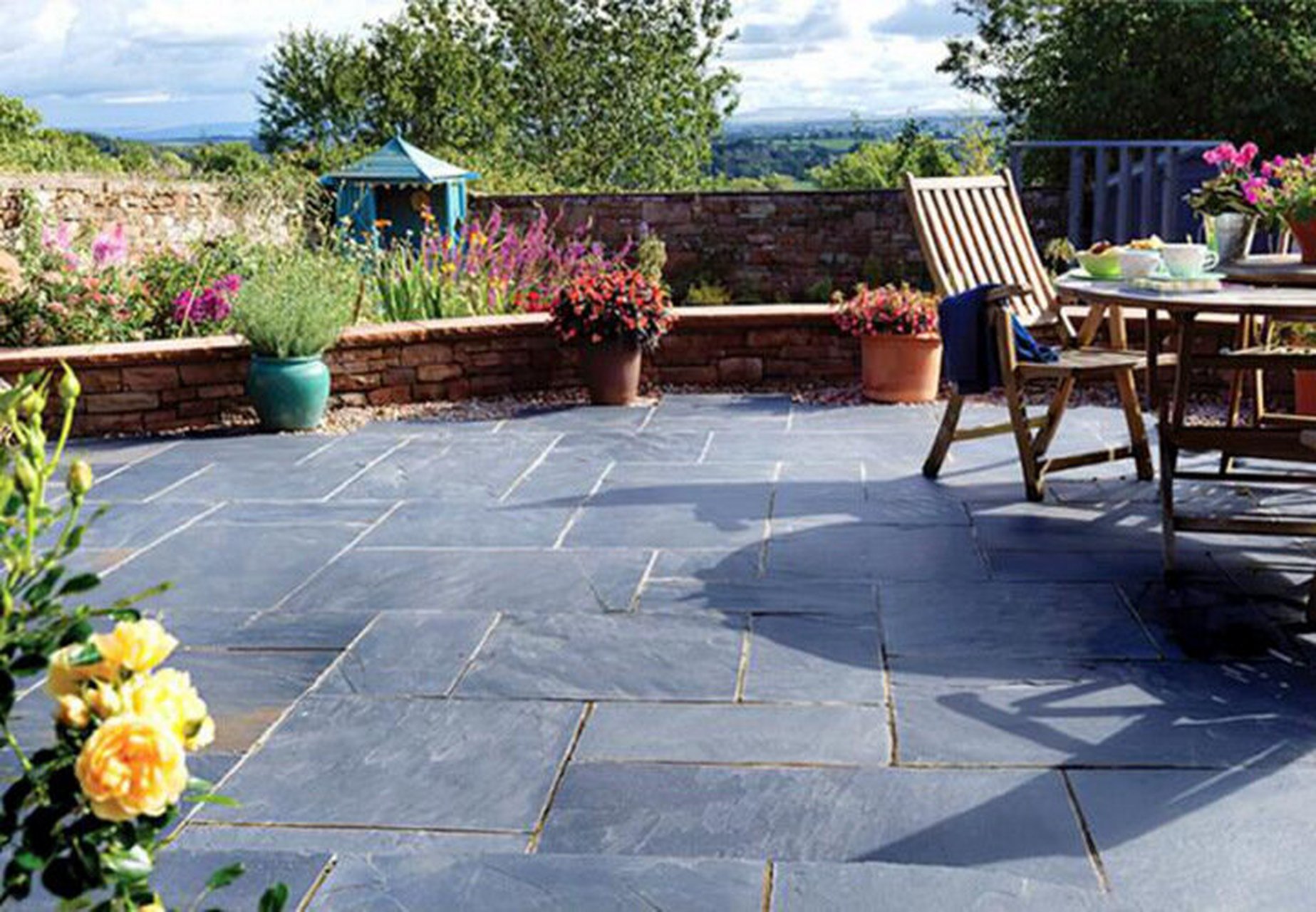 青石板在庭院地铺中的应用案例,太美了 青石板是一种常见的建筑材料