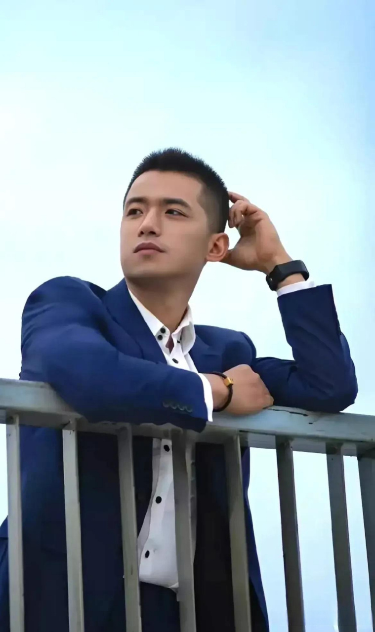 西服痞男 成熟男神的魅力 帅哥魅力四溢 痞帅的脸 绝世高冷大帅哥 爽