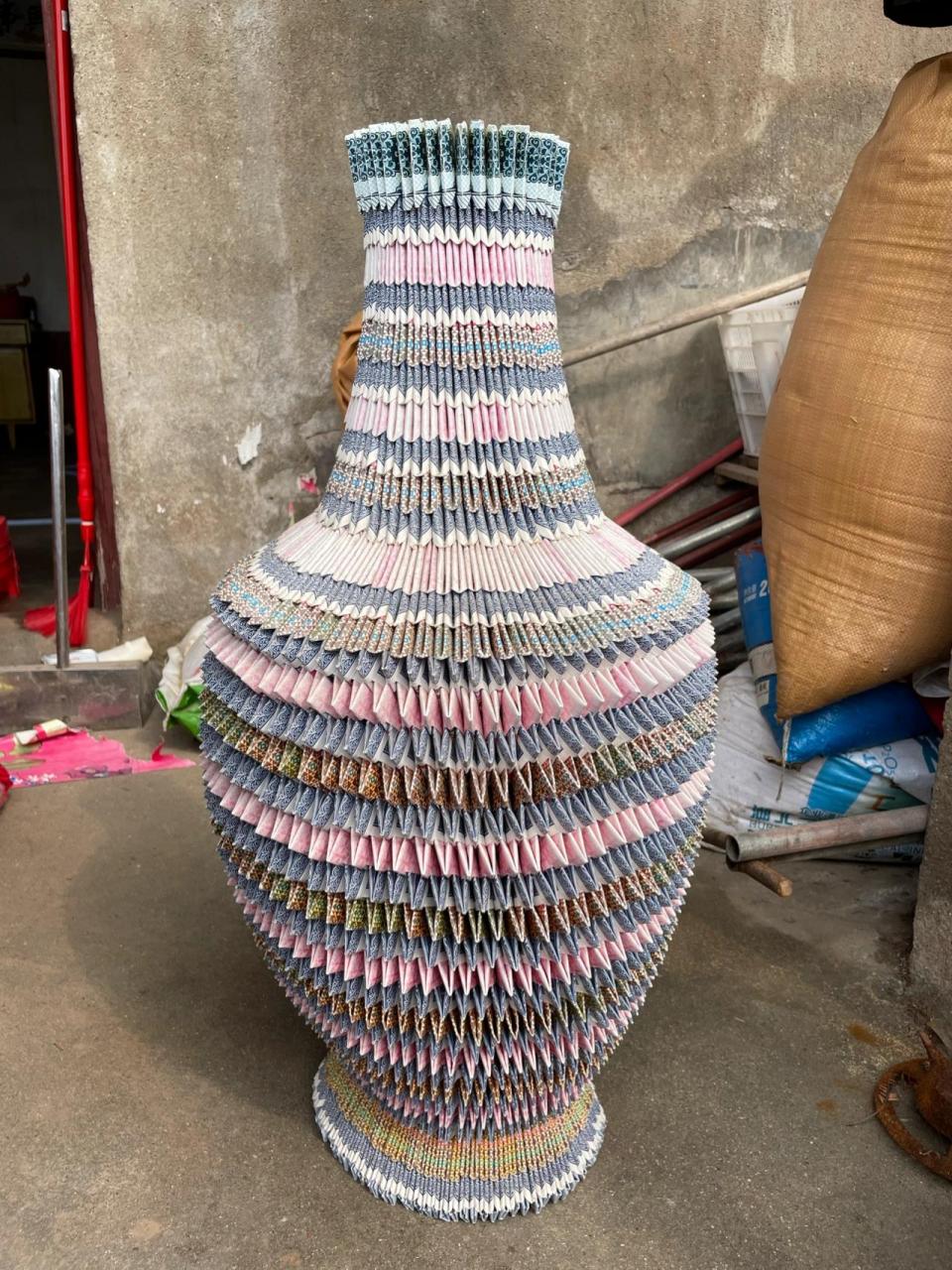 我伯母用扑克牌折出来的花瓶