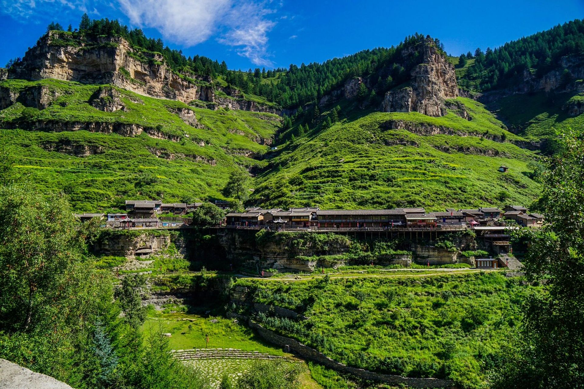 28早上点半出发,走高速到芦芽山风景区,中午一点到,在民宿休息吃过饭