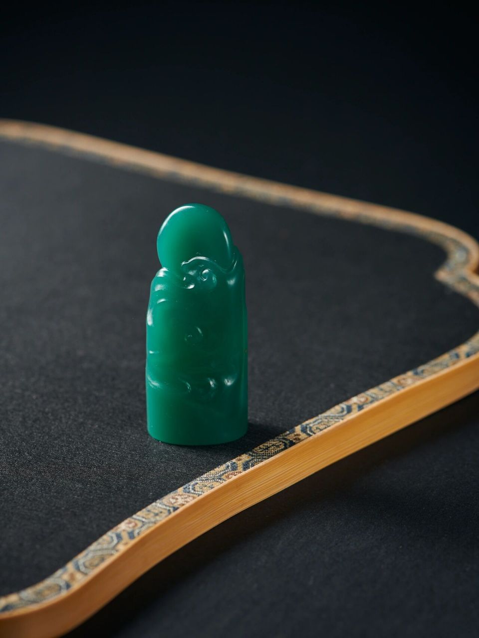 雅安绿石 自古以来自然界里的石头缺蓝少绿,雅安绿色泽青翠鲜艳,质地