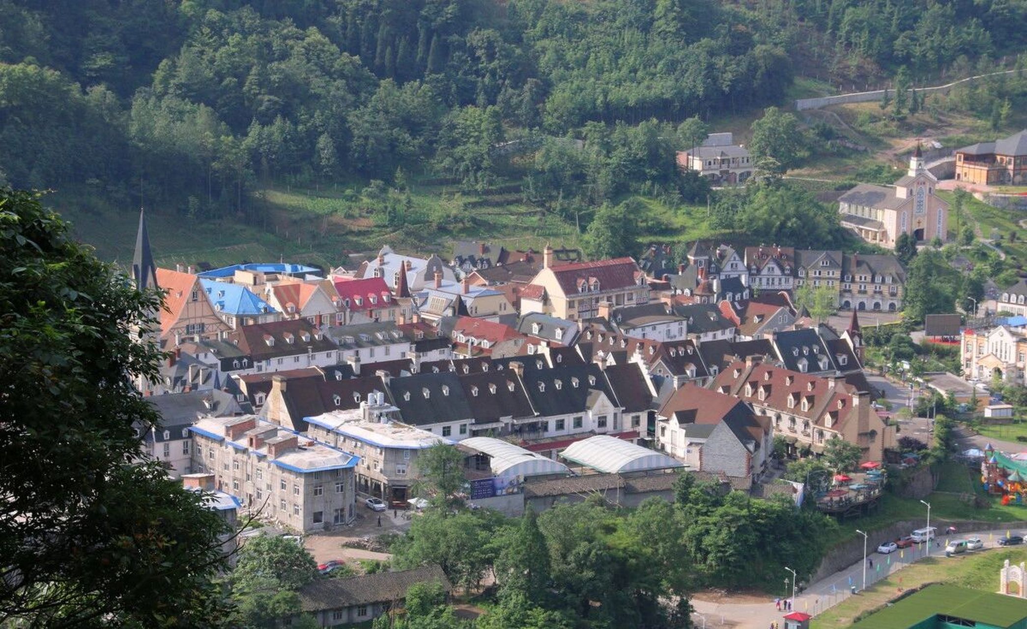 白鹿镇:中法风情小镇 中法传统风情小镇位于四川省彭州市白鹿镇,集