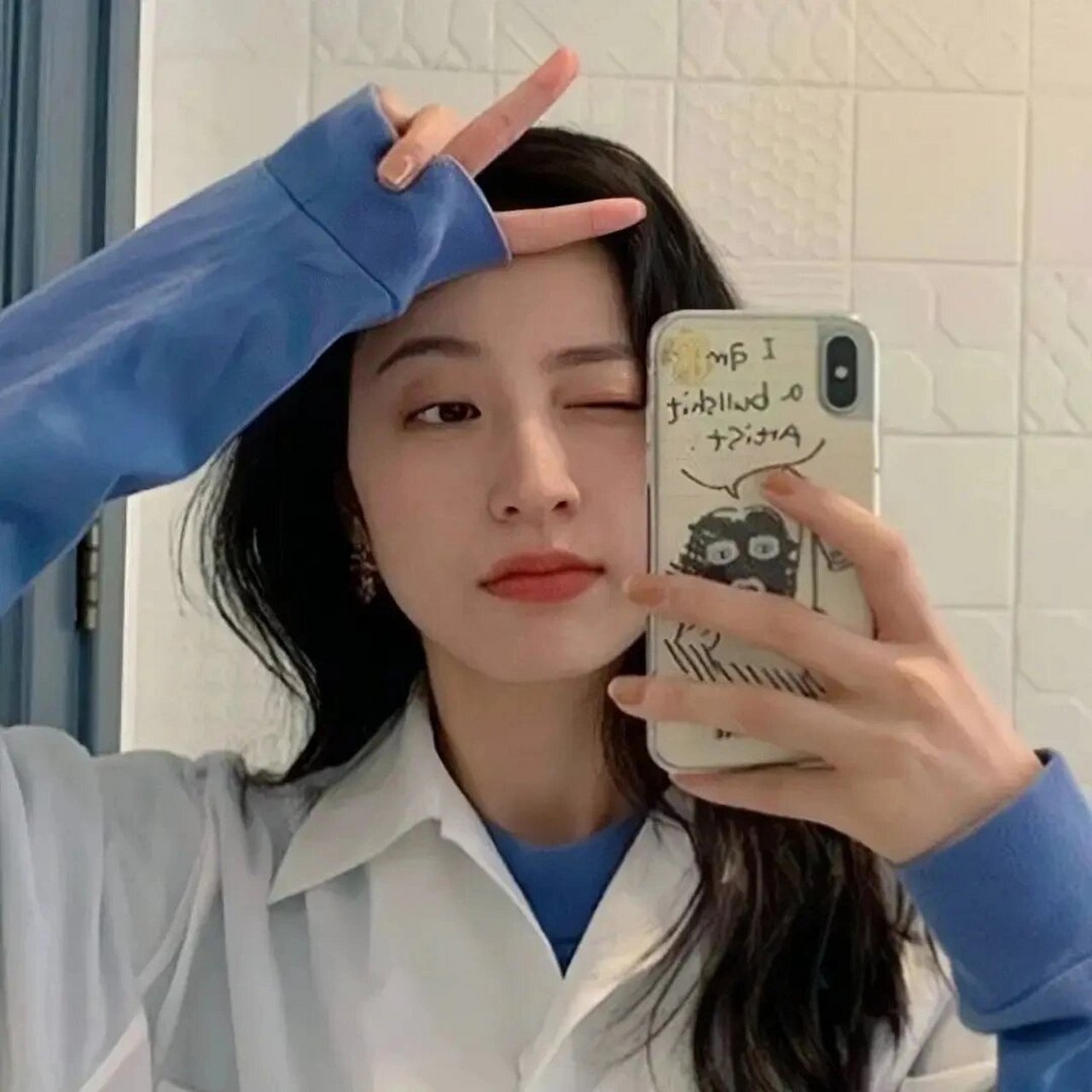 女生头像95拿着手机自拍的美女 喜欢的东西别藏太久, 藏太久, 就分